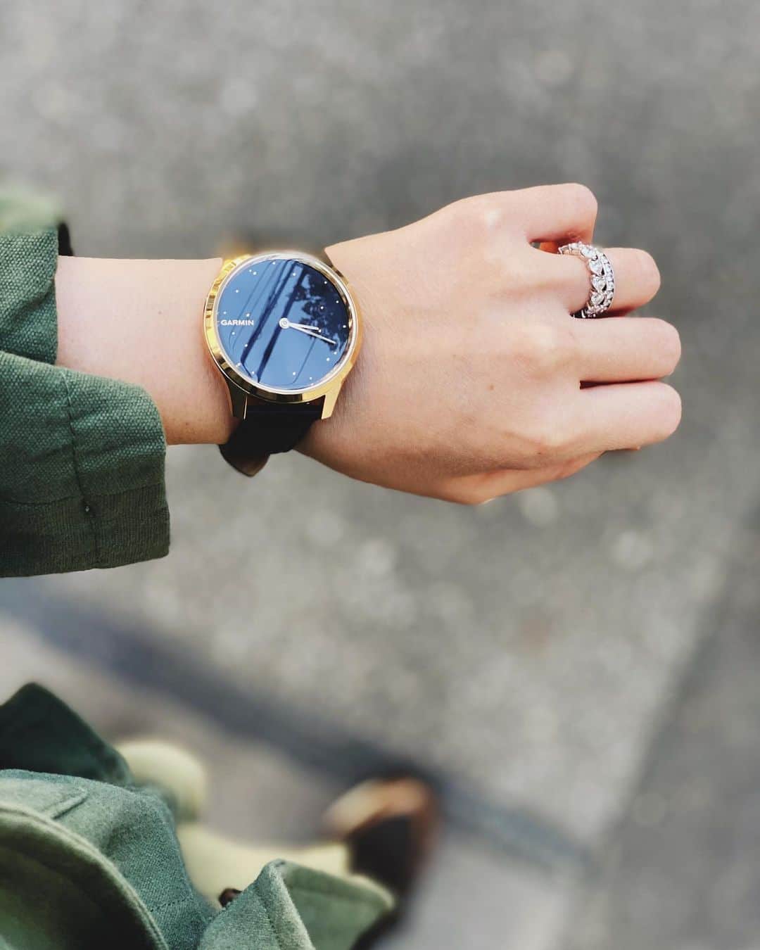 shihoのインスタグラム：「かわいくてfashionable だけじゃない このかわいこちゃん⌚️💕 . . 見た目はアナログなんだけど スマホに接続すると、 なんと身体の様々なログ （消費カロリー、歩数、 睡眠の深さなど）が取れたり メッセージの通知機能なども 受けられるすぐれものなの！！ . . 普段からよく 歩くようにしてるけど 毎日歩数がわかったり カロリー消費が 目に見えてわかると なんか楽しくなってきて もっと歩こう！！って 自然となるから 無理なくダイエットに つながっててすごく助かってる！ . . 1回充電したら最大4日間 使えるところも最高に いいところ💛 . . . . @garminjp #garmin #pr #ガーミン #スマートウォッチ #vivomove #腕時計 #ファッション #ハイブリッドスマートウォッチ」