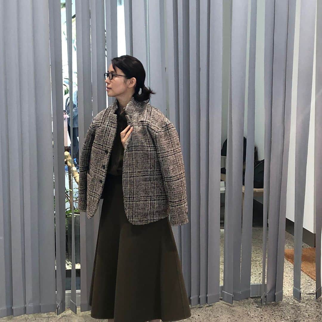 石田ゆり子さんのインスタグラム写真 - (石田ゆり子Instagram)「本日の私服。 帰ろうとしてたら 激写された 👏🏻👀 シンメのツイードの 裏がキルティングのジャケット。暖かくて軽い。 👏🏻👀☺️」11月12日 19時34分 - yuriyuri1003
