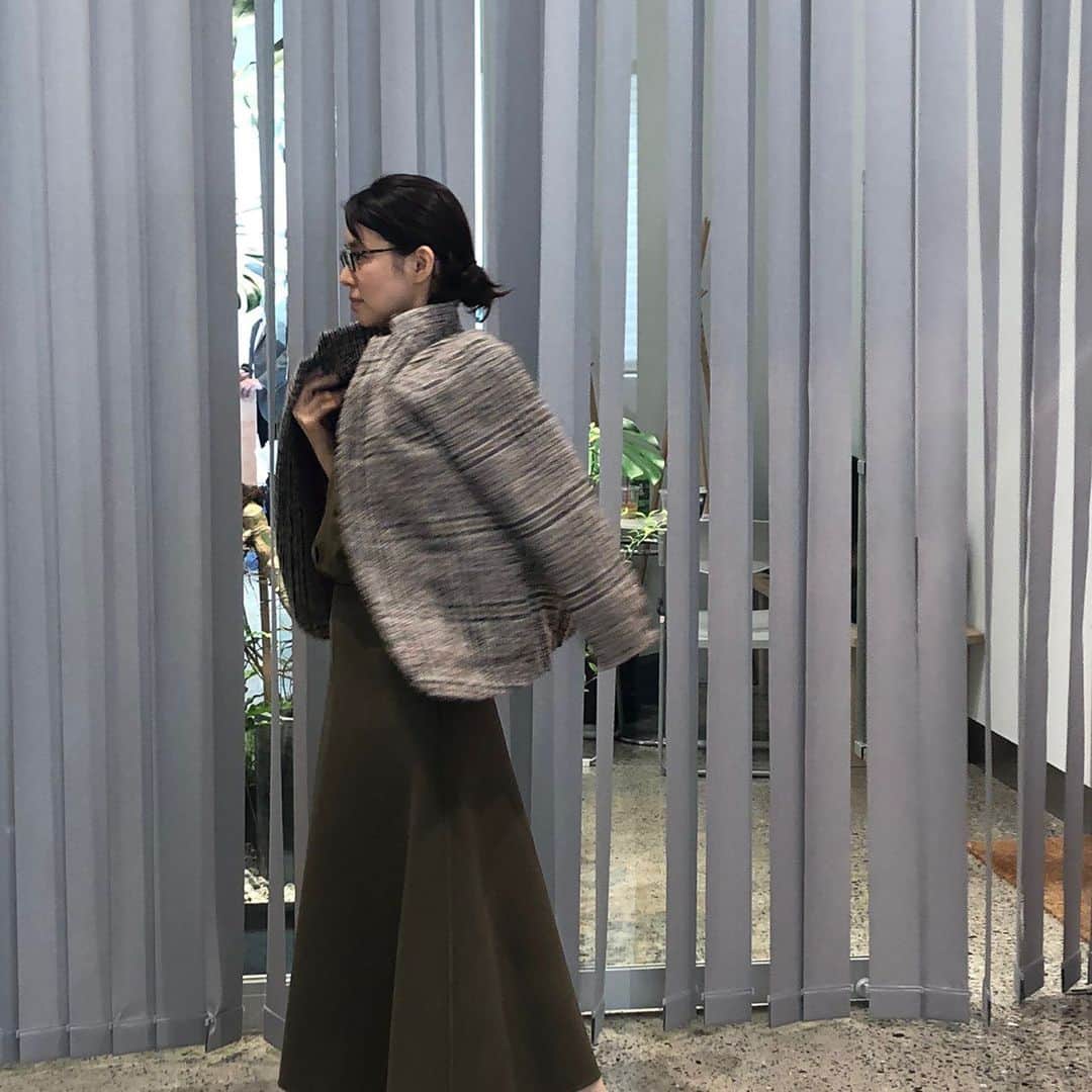 石田ゆり子さんのインスタグラム写真 - (石田ゆり子Instagram)「本日の私服。 帰ろうとしてたら 激写された 👏🏻👀 シンメのツイードの 裏がキルティングのジャケット。暖かくて軽い。 👏🏻👀☺️」11月12日 19時34分 - yuriyuri1003