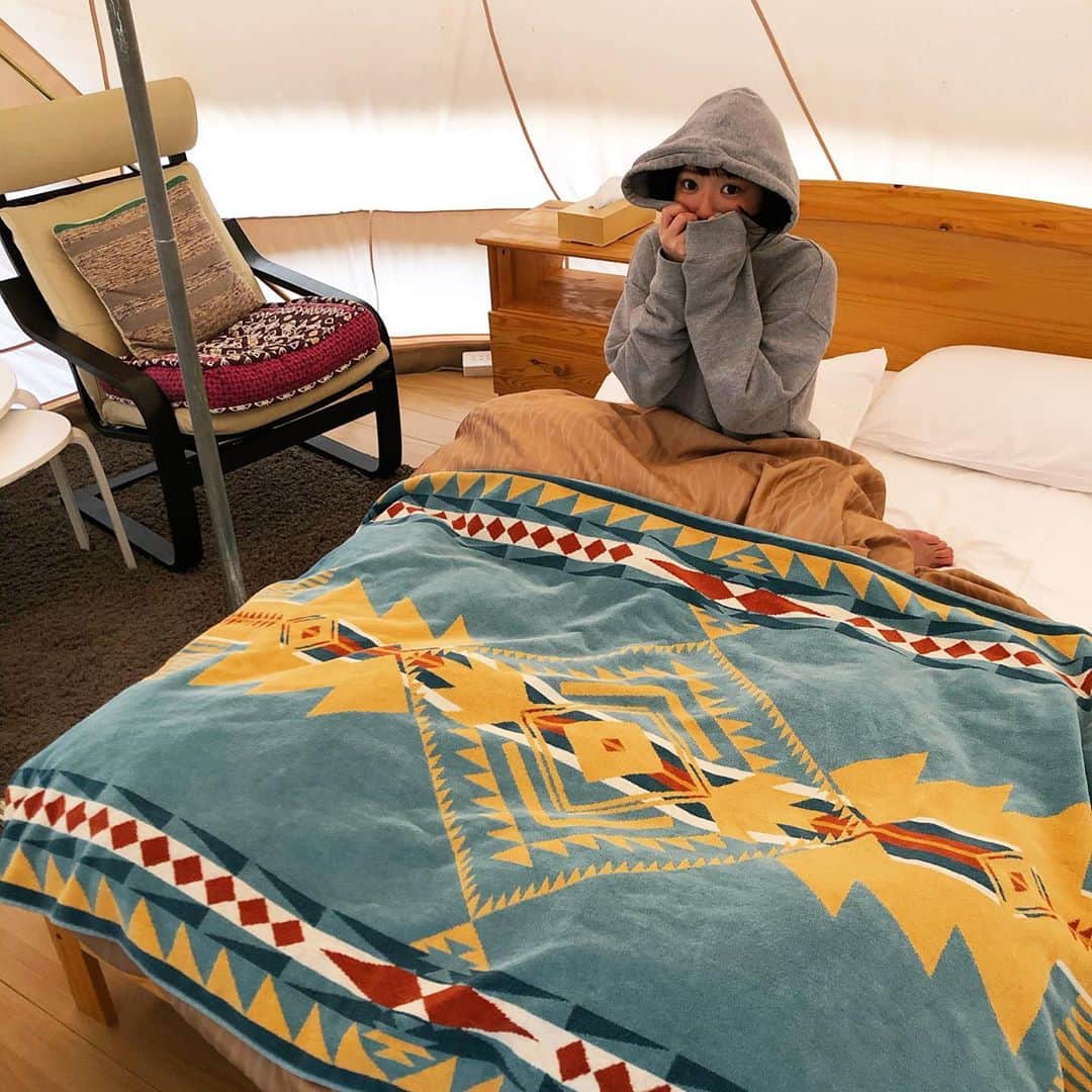 小鳥遊しほのインスタグラム：「#グランピング #glamping #ザファーム #ザファームライフ #千葉県 #旅行 #trip #camp @thefarm_katori . 千葉県香取市のTHE FARMでグランピングをしてきたの巻〜テントの中編⛺️〜 . 外から見たらただのテントなんだけど、中にはベッドも暖房器具もあるし床フローリングだし超快適だった！！内装のセンスも素敵だった！！バエル！！ . お風呂は歩いてすぐのザファーム敷地内に温泉があるのでそこを利用🧖‍♀️ ストーリーでお届けした迷子動画は深夜にその(歩いてすぐの)温泉に行こうとして(歩いてすぐなのに)暗いし初めてだったから(歩いてすぐなのに)迷子になっていたものです…🤦‍♂️笑 . 東京駅からバスで1時間半とかでつくから小旅行として非常にオススメでし。ぜひぜひ。」