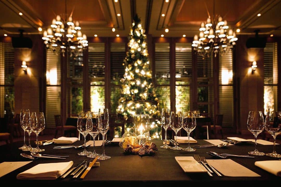 ［公式］オリエンタルホテル神戸・旧居留地さんのインスタグラム写真 - (［公式］オリエンタルホテル神戸・旧居留地Instagram)「. ORIENTAL HOTELのクリスマスは、 ただお食事だけを提供するのではありません。 この冬、”最高のクリスマスの過ごし方” を皆様へ贈ります。 PREMIUM CHRISTMAS DINNER -最高のクリスマスの過ごし方- ご予約・詳細はプロフィールトップのURLより。 . This Christmas season, why not spice things up a notch with a special night out on the town. _ This winter we’re proud to bring you, #最高のクリスマスの過ごし方 or, “The perfect way to celebrate Christmas” Premium Christmas Dinner evening, only @oriental_hotel_kobe . _ Reservations are now open! For more info, visit us from the link in our bio. _ #merrychristmas #ohk_xmas #神戸 #クリスマスディナー #omotenashihotels #orientalhotelkobe #orientalhotel #オリエンタルホテル #オリエンタルホテル旧居留地 #旧居留地」11月12日 19時37分 - oriental.hotel.kobe