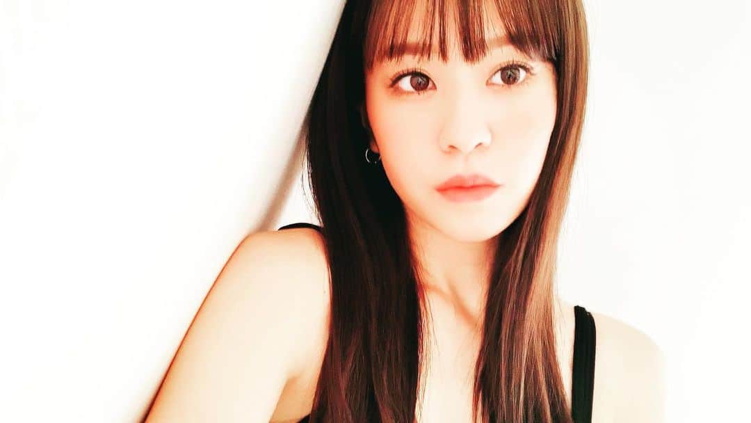 望月京奈のインスタグラム：「💇‍♀️ . . 昨日、今日は大阪でお仕事！ 前髪短くして髪色も暗めに🧡 . . . #前髪 #ヘアー #シースルーバング  #メイク #makeup #ロング #ロングヘア  #hair #ヘア #表参道 #ファッション  #ダークカラー #shooting  #japanese #photo #オレンジ #オレンジメイク #ラグビー #fives #タグラグビー」