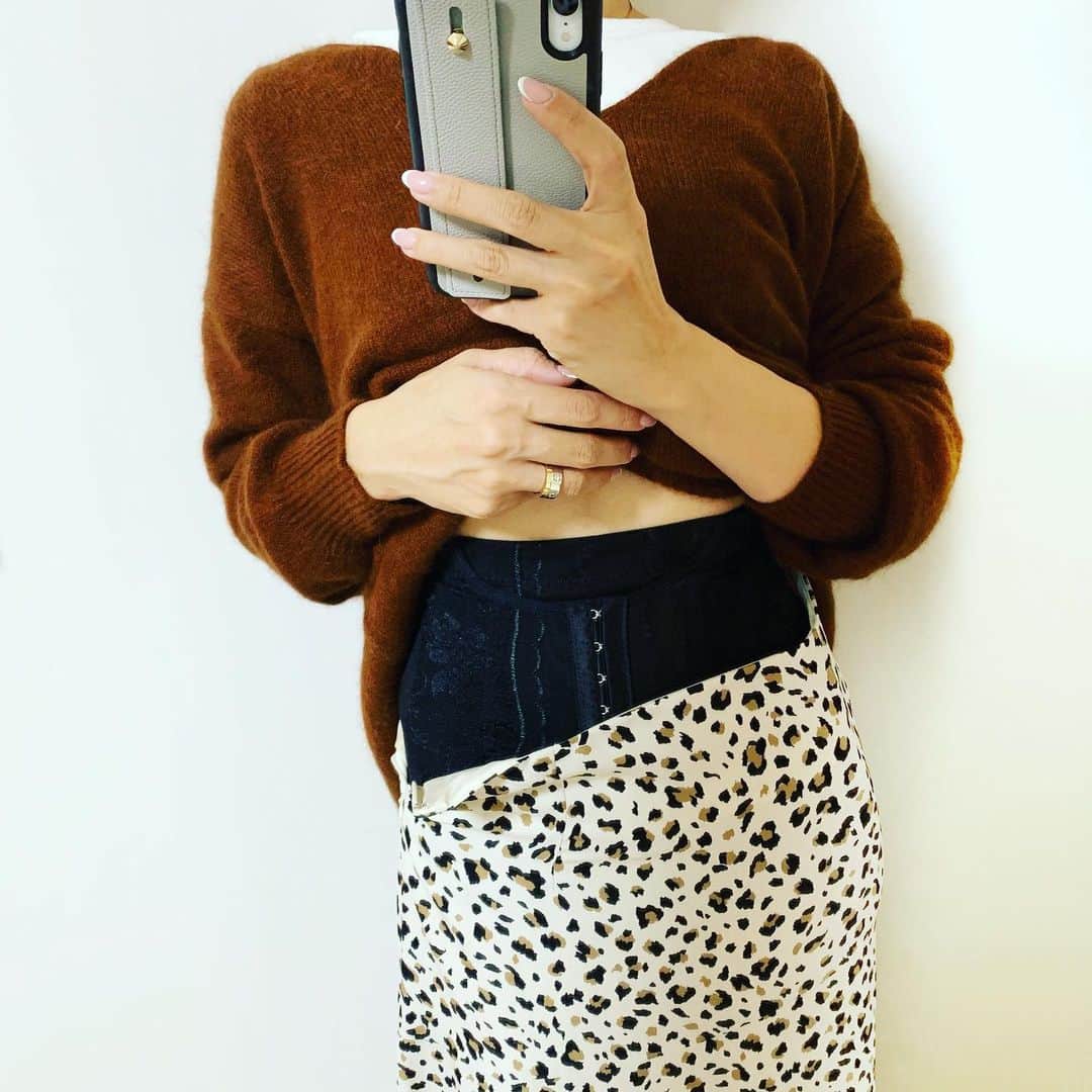 yuさんのインスタグラム写真 - (yuInstagram)「* * 今年はとにかくブラウンが気になる！！ イエベ肌はキャメル系のブラウンが合うらしく、意識して選ぶようにしています😊 * * knit: @stylebar.jp #emmataylor skirt: #hstandard bag: #ayakobag shoes: #gallardagalante * * テロっとしたスカートの時はウエストやヒップラインが出やすいので #ギュギュギュ @gyugyugyu_lme を仕込んでいます👍🏻 これで気を抜いてもポッコリお腹がチラつく心配なし😆 * * #fashion#coordinate#ootd#mamagirl_sugotoku#locari#stylebarstyle#153cm#大人カジュアル#おちびコーデ#骨盤#骨盤矯正#着痩せ#ボディメイク#姿勢改善#愛用」11月12日 19時41分 - yu.rm