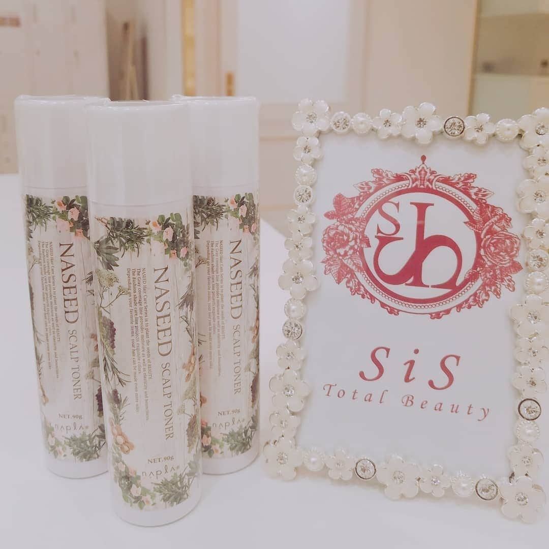 SiS Total Beauty 〜シス〜さんのインスタグラム写真 - (SiS Total Beauty 〜シス〜Instagram)「. １１月大好評のキャンペーン. 『ヒト幹細胞フェイシャル7980円』. にオプションとしてついている. ドライヘッドスパをご紹介🎵. . 皆さんお顔は必死に. ケアしますが…. 頭のケアされてますか？！😆. そのたるみ頭皮のコリも. 原因かも…💧. . ドライヘッドスパには. こんな効果が❣️. 💮脳疲労、眼精疲労回復. 💮むくみ改善. 💮リフトアップ効果. 💮リラックス効果で. 自律神経の乱れを整える. . SiSではお顔のケアだけではなく. トータルでのケアをおすすめ. しています☺️. . もちろんオプションメニュー. なのでハーブフェイシャルにも. ボディにも脱毛にも. 併用可能です💡. . 20分　3300円. (アロマ、首マッサージ付). . 10分　2200円.　 頭のみ. . またドライヘッドスパで使用する. スキャルプトナーも実はとても. いいんです🎵. . オーガニック植物成分配合した. 頭皮用化粧水デリケートな頭皮. や乾燥しがちな頭皮にうるおい. を与え毛穴の引き締め作用も♥️. とてもいい香りで気になる. 頭皮のニオイも撃退！. . 90g 1100円. 180g 1980円. . で取り扱いしております。. お問い合わせは下記まで↓. . SiSTotalBeauty 大阪市西区南堀江1-15-10ソレイユ南堀江2階 四ツ橋駅6番出口より徒歩5分 なんば駅・心斎橋駅徒歩7分 📞06-6541-8222 平日10時〜21時 土日祝10時〜19時 ハーブピーリング・ヒト幹細胞導入・痩身・脱毛 コラーゲンマシン・セルフホワイトニングなど関西最大級のトータルビューティーサロンです☺︎ ・ ・ ・ #ハーブフェイシャル #ハーブピーリング #フェイシャル #小顔になりたい #毛穴ケア #シストータルビューティー #ベッドスパ #ドライヘッドスパ #ヒト幹細胞フェイシャル #ヒト幹細胞」11月12日 19時51分 - sis_total_beauty