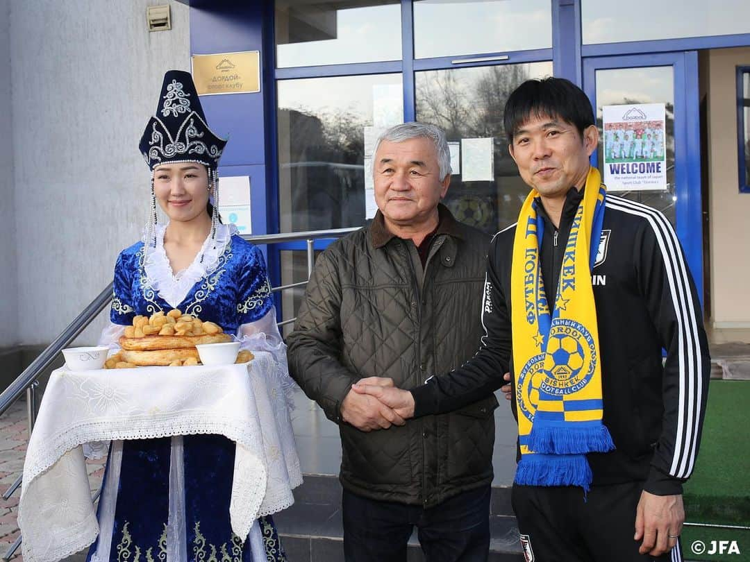 日本サッカー協会さんのインスタグラム写真 - (日本サッカー協会Instagram)「SAMURAI BLUE キルギス・ビシケクでトレーニング開始！ ・ #daihyo #SAMURAIBLUE #新しい景色を2022 ―――――――――――――――――― 2022FIFAワールドカップカタールアジア2次予選 🆚キルギス代表 📅11/14(木)日本時間20:15KO 📍Dolen Omurzakov Stadium（キルギス） 📺TBS系列で全国生中継 ・ 👉大会情報はJFA.jpへ ――――――――――――――――――」11月12日 19時44分 - japanfootballassociation