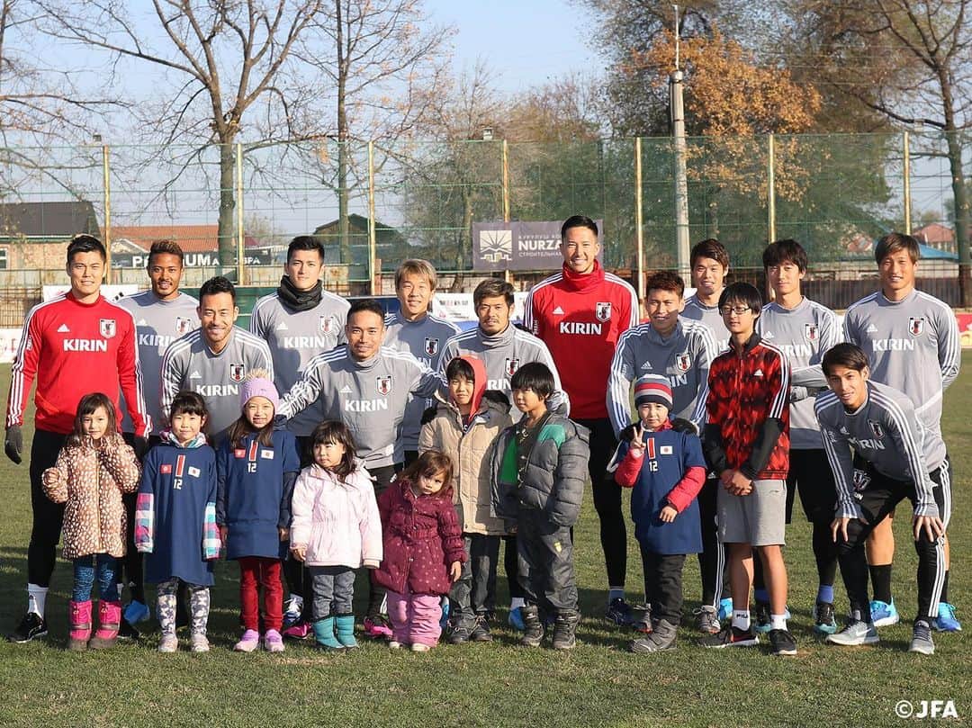 日本サッカー協会さんのインスタグラム写真 - (日本サッカー協会Instagram)「SAMURAI BLUE 、初トレーニングの前にキルギスにいる日本人の子どもたちと写真撮影📸😊 ・ #daihyo #SAMURAIBLUE #新しい景色を2022 ―――――――――――――――――― 2022FIFAワールドカップカタールアジア2次予選 🆚キルギス代表 📅11/14(木)日本時間20:15KO 📍Dolen Omurzakov Stadium（キルギス） 📺TBS系列で全国生中継 ・ 👉大会情報はJFA.jpへ ――――――――――――――――――」11月12日 19時46分 - japanfootballassociation