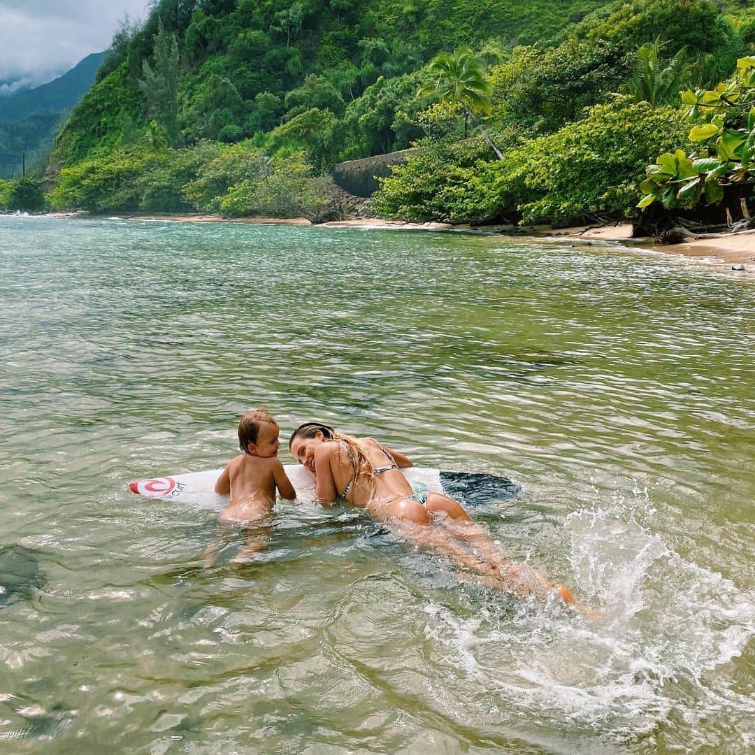 アラナ・ブランチャードのインスタグラム：「Water monkeys 🐒 🐒」