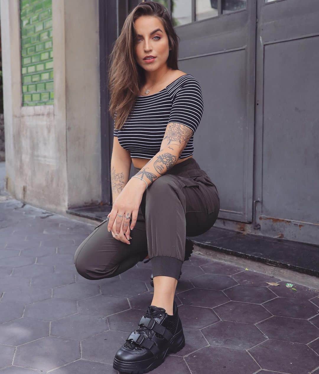 Bruna Unzuetaのインスタグラム：「Look com tênis = muito amor ♥️ hoje foi dia de celebrar 1 ano de @louthshoes ao lado das duas lindas @tata e @louestaniecki 🥰 parabéns meninas, vcs arrasammm e eu sou fã de verdade de marca ♥️ • ph @higorblanco」