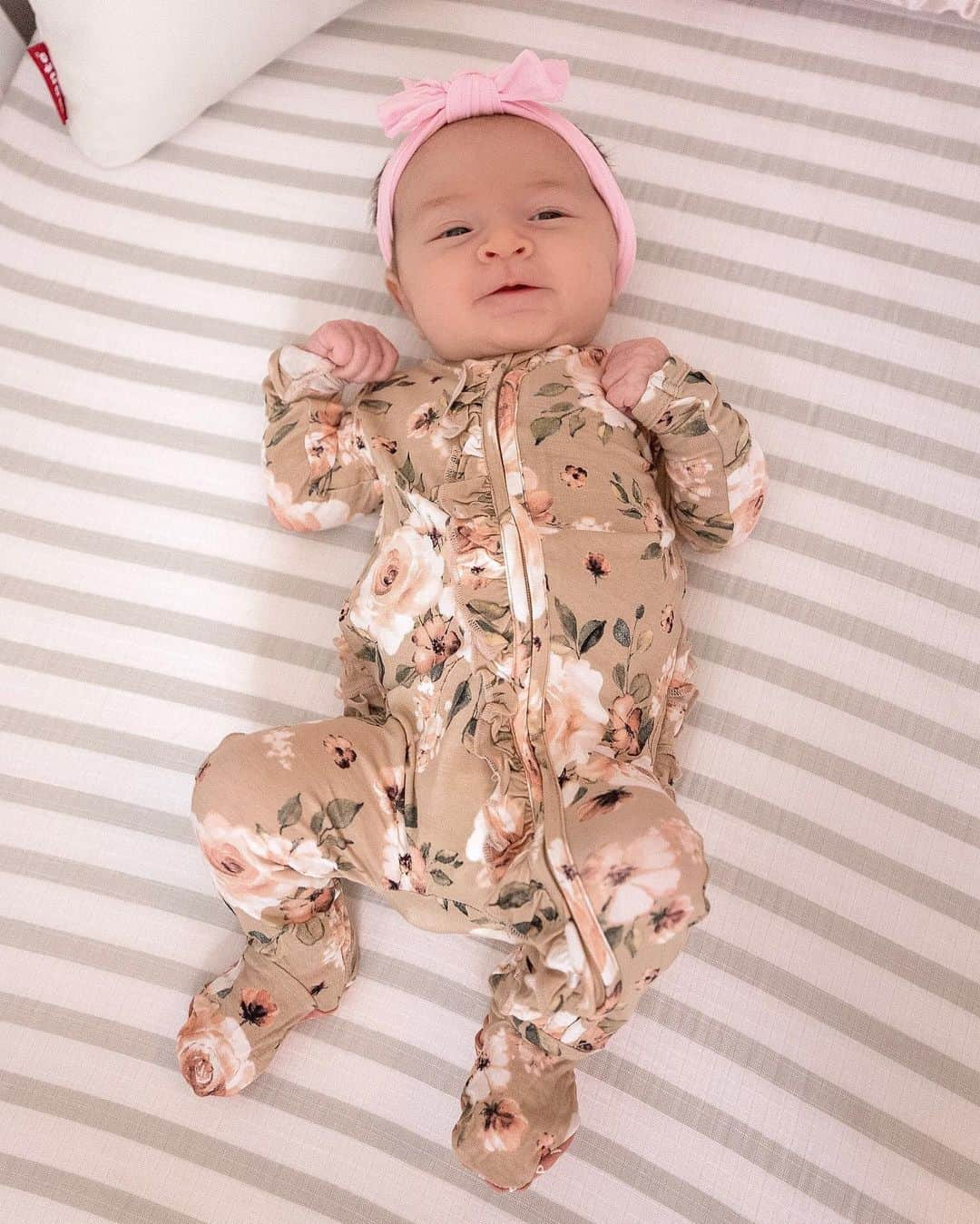 Paige Hathawayさんのインスタグラム写真 - (Paige HathawayInstagram)「TWO MONTHS OLD TOMORROW!! Most would say here “where does the time go” but these last two months have definitely felt like two months. 😂 Being a new parent can be exhausting. Loving every minute of it but WOAH!! I’m not gonna sugar coat it... it’s A LOT of work!  Thankfully this last month felt a lot easier than the first! Idk if it actually got easier or we’re just getting the hang of it! Lol 😝 @Presleysebastian is now sleeping 7-8 hours a night (HALLELUJAH 🙌🏼) My favorite is when I wake her up in the morning and  before we feed, we chat about life! She’s all smiles before breakfast! (She’s up to 5 ounces each feeding but is still occasionally hungry for more.. we are now doing both breast milk and supplementing some formula) She loves being read books and dancing around the kitchen to some Mo-town funk! 💃🏼 Presley is such a happy baby and only cries when she’s hungry, need her nappy changed or is extremely tired but is fighting it. 😣 (which she’s been doing more often lately) She still hates tummy time but is slowly getting used to bath time! She found her hands this past week and stares at them in awe. (it’s the cutest thing)  She brings so much warmth and happiness to everyone around her. (it’s really magical to see) 💗  I honestly couldn’t have dreamt for a more perfect baby despite all the struggles.. we are learning and THAT’S WHAT IT’S ALL ABOUT RIGHT?! Looking forward to the next months and growing with her! #2monthsold #postpartum #babyp #newmom」11月13日 5時16分 - paigehathaway