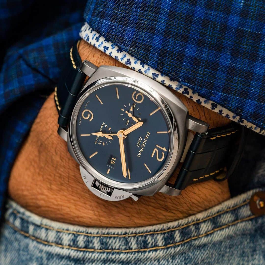 パネライのインスタグラム：「This #Panerai Luminor Due was pretty slick. Features a titanium case, blue dial, and gold hands which is a beautiful combo. Picture by buddy @watch_gk #paneraicentral」