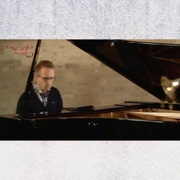 ティーネ・ティング・ヘルセットのインスタグラム：「A clip from our upcoming Christmas tour! Mitt hjerte alltid vanker ❄️ @maestroolafsen #vårjul Sjekk bio for å se hvor vi spiller og hvor du får tak i billetter!」