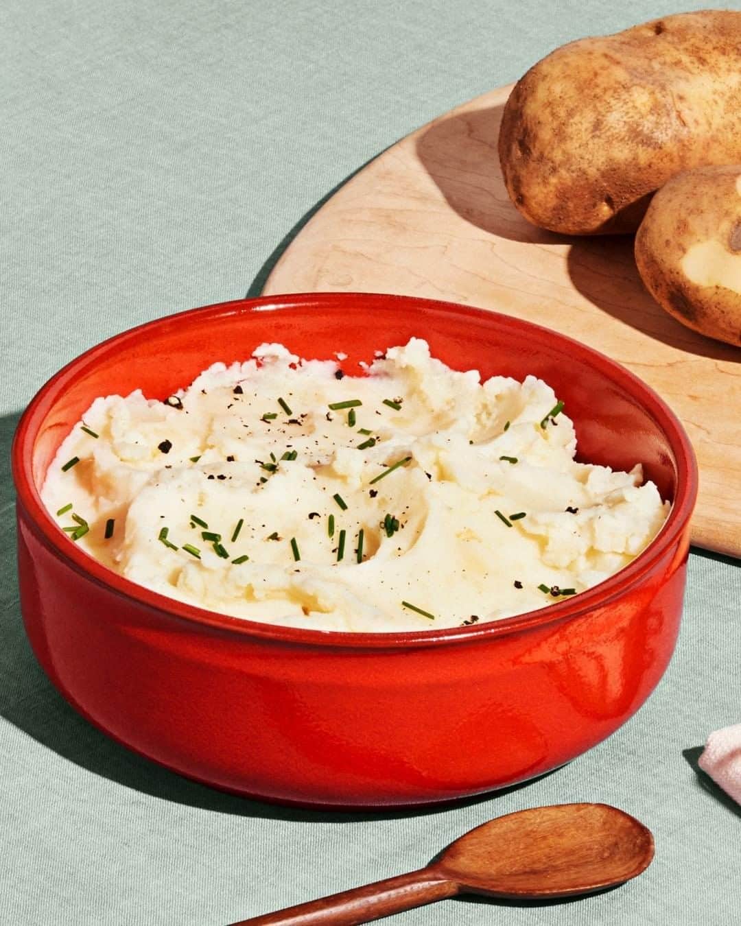 Chobaniのインスタグラム：「Thinking about what to make for Thanksgiving? Start with the sides. @idahopotatoes mashed potatoes made with Chobani Greek Yogurt are incredibly creamy and wonderfully whipped. A side so good, it deserves the whole plate. Get the recipe in our #Stories. 🥔📸:@codyguilfoyle」