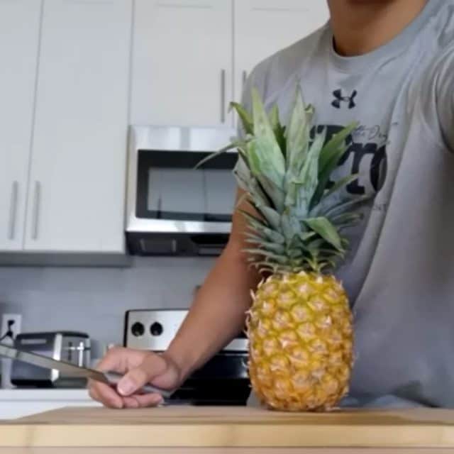マーヴィン・トランのインスタグラム：「Spiral-cut pineapple. . Materials needed: 🔪 +🍍+ cutting board. . Step 1. Peel pineapple. Step 2. Google: "Spiral-cut the pineapple". Step 3. Eat pineapple. . Pineapple core can be saved for juicing. (https://livsk8er.wixsite.com/livnlearn/post/thirsty-thursday) . 🎥✂️: @whole.cal.so.cal 🎶: "Castaway" by Zac Brown Band」