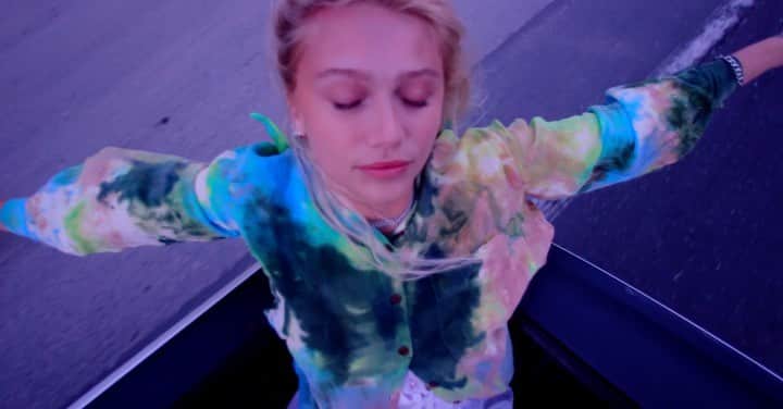 ケイリン・ルッソのインスタグラム：「Part 2 on Friday 🎭 #fade」