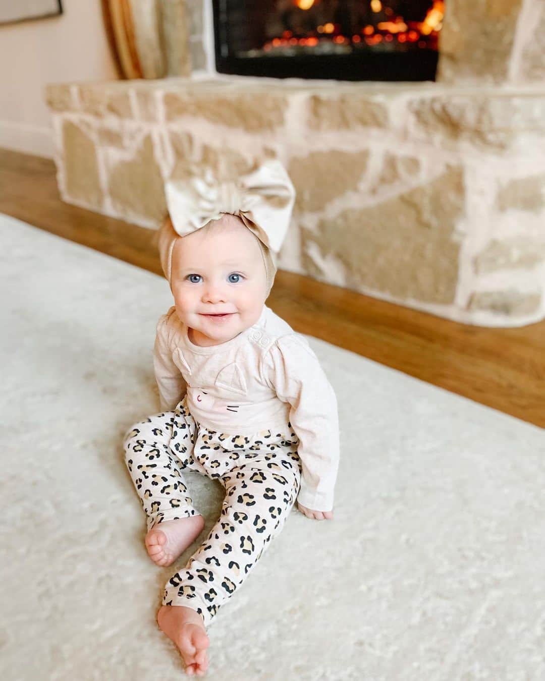 カーリー・パターソンのインスタグラム：「9️⃣ months! We have 3 top teeth coming through which means no more gummy smiles(😢) & she’s attached at my hip! Swipe through to see just a few of the many faces of Emmaline😂」