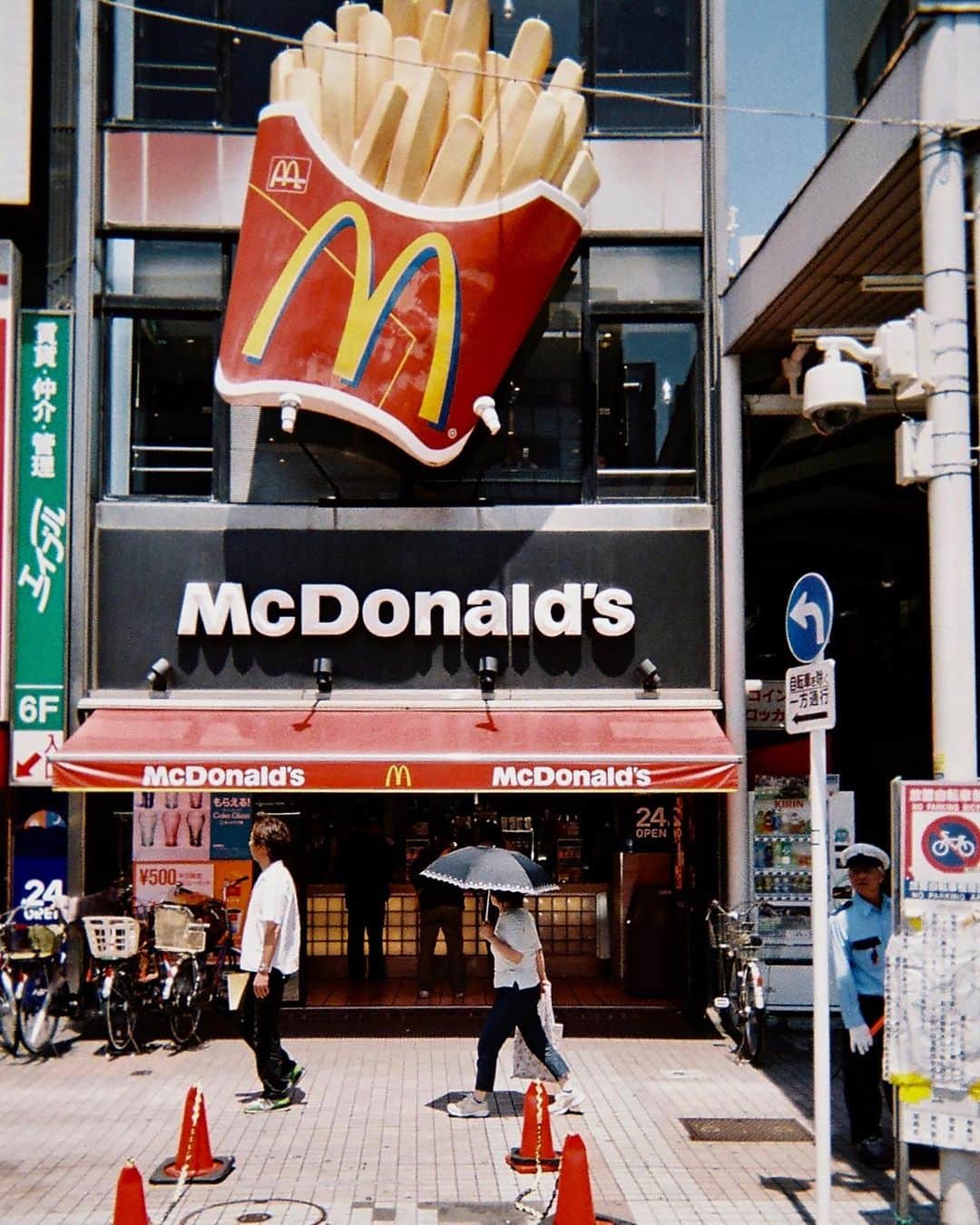 東京DANDYのインスタグラム：「“The reason Japanese people are so short and have yellow skins is because they have eaten nothing but fish and rice for two thousand years... If we eat McDonald's hamburgers and potatoes for a thousand years we will become taller, our skin become white, and our hair blonde." Den Fujita, the Japanese founder of McDonalds Japan marketing myths to bring the fast food chain here in 1971.  Images in my book document US/JP relations from the arrival of the black ships, WW2 and post-war ‘soft power’ cultural imperialism. Myths, traditions and national identity. #DISPOSABLESBOOK is out now, link in bio. #PhotoBook #mcdonalds #japan #tokyo #myths #disposablecamera #35mm #使い捨てカメラ」