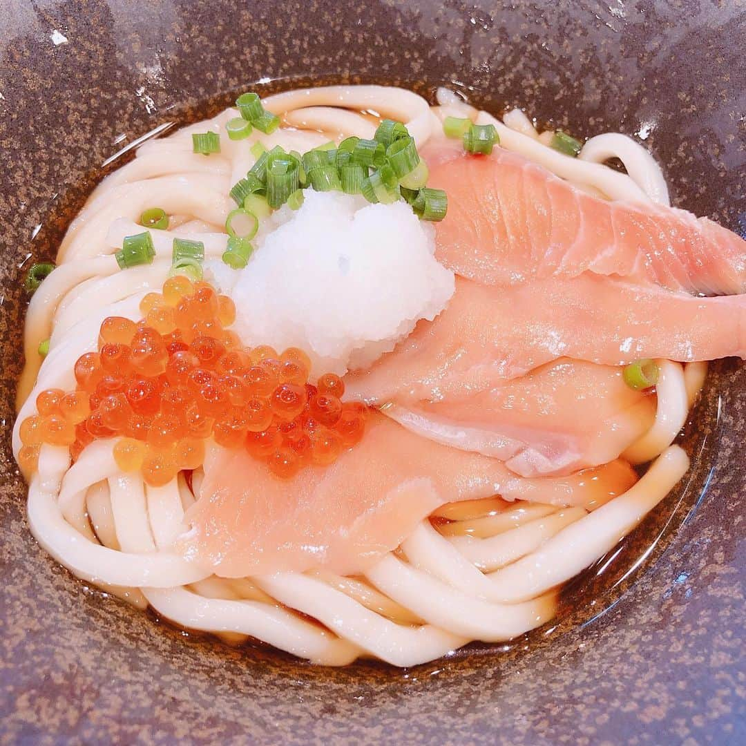 山木梨沙のインスタグラム：「. ひかるちゃんとうどん  本気を感じました  ひかるちゃんの本気はまだ隠されている  #pinkcres #小林ひかる ちゃん #山下本気うどん」