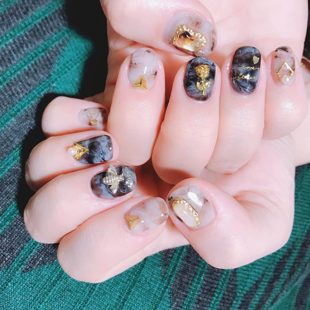 なかやまちえこのインスタグラム：「marble💫 #nail #nails #nailart #ネイル #美甲 #ネイルアート  #clou #nagel #ongle #ongles #unghia #japanesenailart #manucure #네일 #젤네일 #네일아트 #네일리스트 #鉱石ネイル #ストーンネイル #stonenails  #marblenails #和楽器バンド #鈴華ゆう子 さん⠀ きまぐれキャット Fuwa-t ベースブラック.ベースグレージュ.マットホワイト.ブラウン.ブラック」
