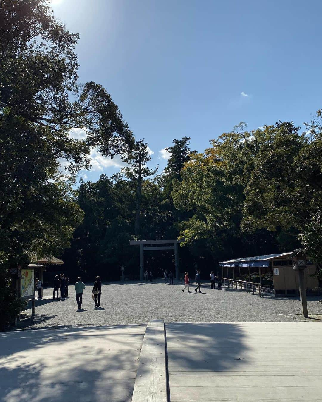 朝日光輝さんのインスタグラム写真 - (朝日光輝Instagram)「男旅✨in伊勢神宮⛩  まずは！  外宮から🤗 * * * * * * * * * #男旅#三重県#伊勢神宮#外宮#晴天#最高#美容師#ヘアメイク#美容師の休日」11月12日 21時47分 - mitsuteru_asahi