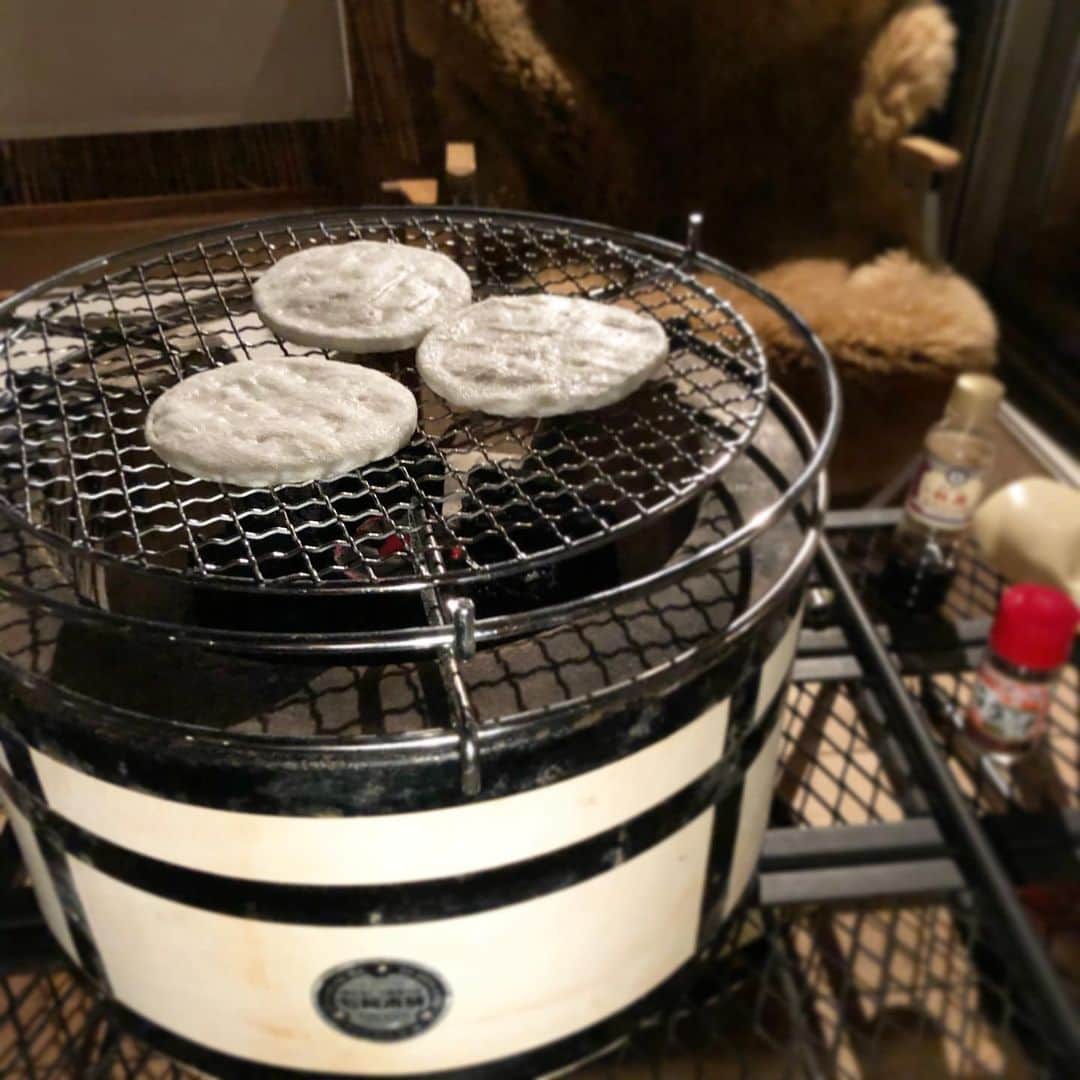 渡辺俊介のインスタグラム：「創業70年の都せんべいさんから頂いたのは、自宅で焼きたてを好きな味で好きな焼き加減で食べれるという試作品 面白い！ #コシヒカリの素材の味 #無添加 #都せんべい #ricecracker」