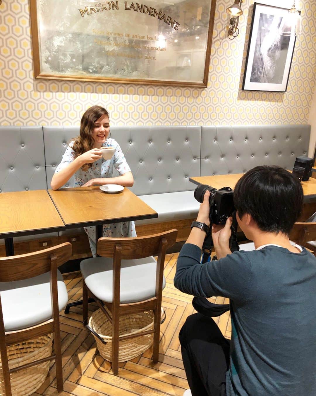 のインスタグラム：「今日は早朝から @SforShoko 春夏コレクション撮影でした！「S for Shoko」東麻布ショップ近くの、大好きなブーランジェリー @maison_landemaine_jp_official にて🥖🥐焼き立てのバゲットやクロワッサンにコーヒーの香りの中での撮影は至福✨今回も、いつものスタッフ達と素晴らしいチームワークでお仕事出来ることに感謝！ ★春夏コレクションの展示受注会は12月13日(金), 14日(土), 15日(日)です。どなた様もご来場いただけますので日程空けておいて下さいね♪詳細はまた後日お知らせします。#SforShoko」