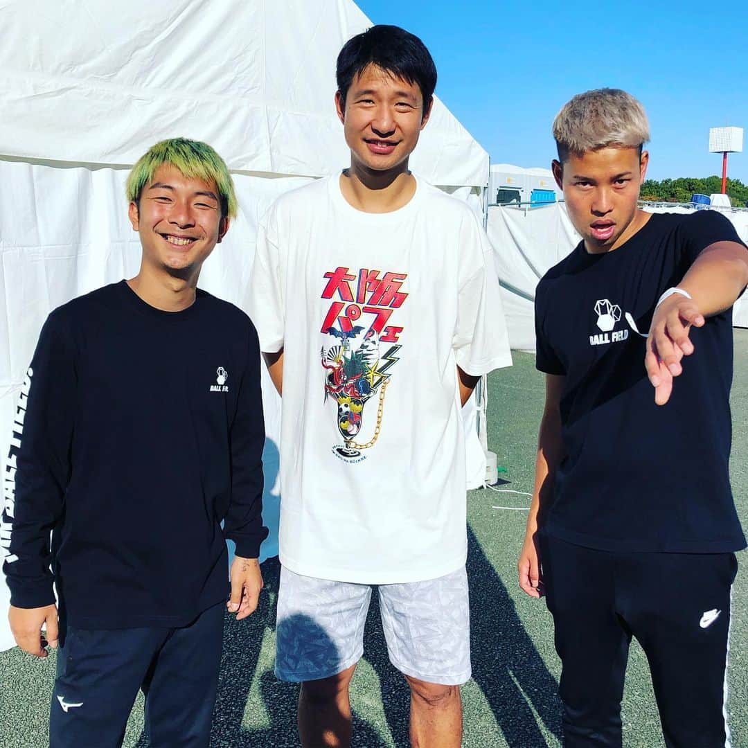 マキヒカのインスタグラム：「. . 大体大の先輩 近藤岳登さんと 伝説の平山相太さんにお会いした⚽️ お二人共フォワードでおったら 助かるランキング1位の威圧🤩🤩 そんな、御二方とサッカー教室したよ😎 . . #ちびっ子にはガチンコで #今は俺たちには勝てないんだぞと #でもいつかは俺らに勝つと #そういう気持ちで取り組んでほしい #サッカー #平山相太 #近藤岳登 #ヴィッセル神戸 #FC東京 #MKBALLFIELD #吉本興業 #吉本クリエイティブエージェンシー」