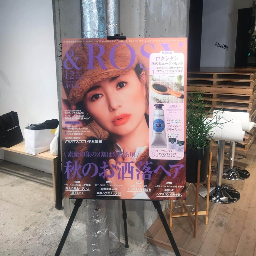 小林かなさんのインスタグラム写真 - (小林かなInstagram)「. 先日参加した美容セミナー 【 & ROSY × IPSA  Presents 上向く「表情美」へ】。 . #イプサ が着目している 「表情筋・表情美 」についてのお話しがとても興味深くて、 スマホを長時間使うこの時代、気づかないうちに顔の動きが硬くなっていて、笑顔のつもりでも頬や口角が完全に動いていない人の割合、、なんと42%！！ . & ROSYの梅田美佐子 編集長、美容ジャーナリストの松本千登世さん、イプサ研究員の安藤有美さんたちによるトークセッションと共に、IPSA の 「フェイスマッスルプログラム」に沿って、表情筋を鍛えるメソッドを教えてもらいました。 . 表情が引きあがったようなハリが実感できる クリーム アルティメイトを塗りながら、今日から励みます。。 . #表情筋 #表情美 #IPSA #クリームアルティメイト #アンドロージー #そう #悩みは #もっぱら #頬のたるみ」11月12日 21時50分 - kana__kobayashi