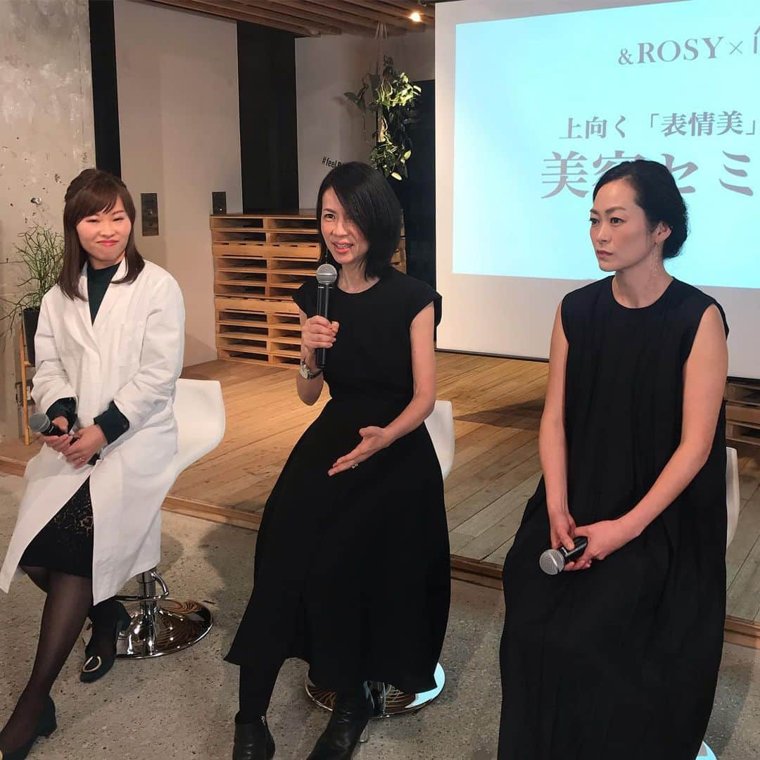 小林かなのインスタグラム：「. 先日参加した美容セミナー 【 & ROSY × IPSA  Presents 上向く「表情美」へ】。 . #イプサ が着目している 「表情筋・表情美 」についてのお話しがとても興味深くて、 スマホを長時間使うこの時代、気づかないうちに顔の動きが硬くなっていて、笑顔のつもりでも頬や口角が完全に動いていない人の割合、、なんと42%！！ . & ROSYの梅田美佐子 編集長、美容ジャーナリストの松本千登世さん、イプサ研究員の安藤有美さんたちによるトークセッションと共に、IPSA の 「フェイスマッスルプログラム」に沿って、表情筋を鍛えるメソッドを教えてもらいました。 . 表情が引きあがったようなハリが実感できる クリーム アルティメイトを塗りながら、今日から励みます。。 . #表情筋 #表情美 #IPSA #クリームアルティメイト #アンドロージー #そう #悩みは #もっぱら #頬のたるみ」