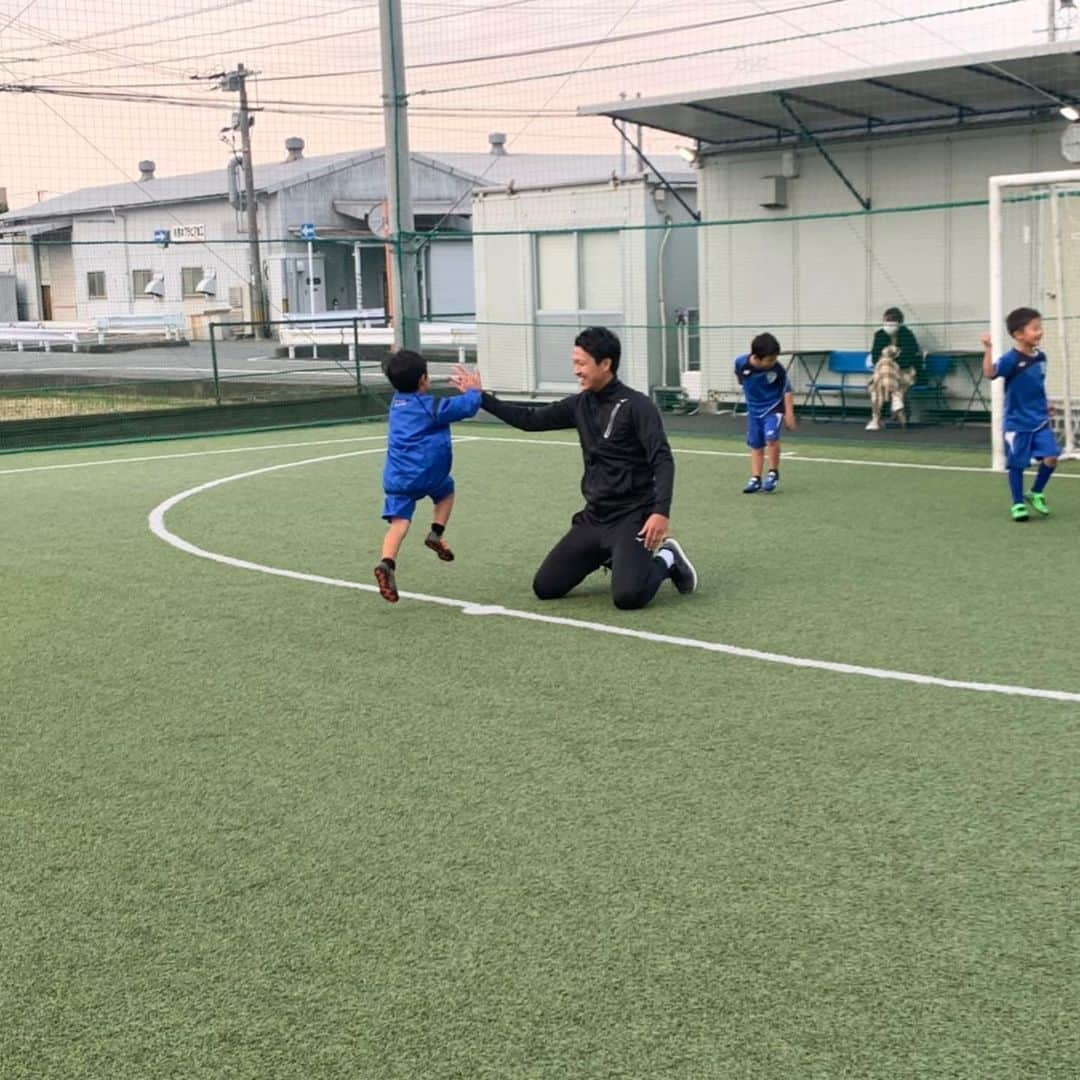 赤星拓さんのインスタグラム写真 - (赤星拓Instagram)「soccer⚽️ #love  #support  #soccer #nextgeneration #アビスパ福岡サッカースクール  #おじゃましまーす #福岡 #福大サッカー部 #地域貢献 #家族サービス @avispa_junfujii」11月12日 21時58分 - akahoshi.taku_1