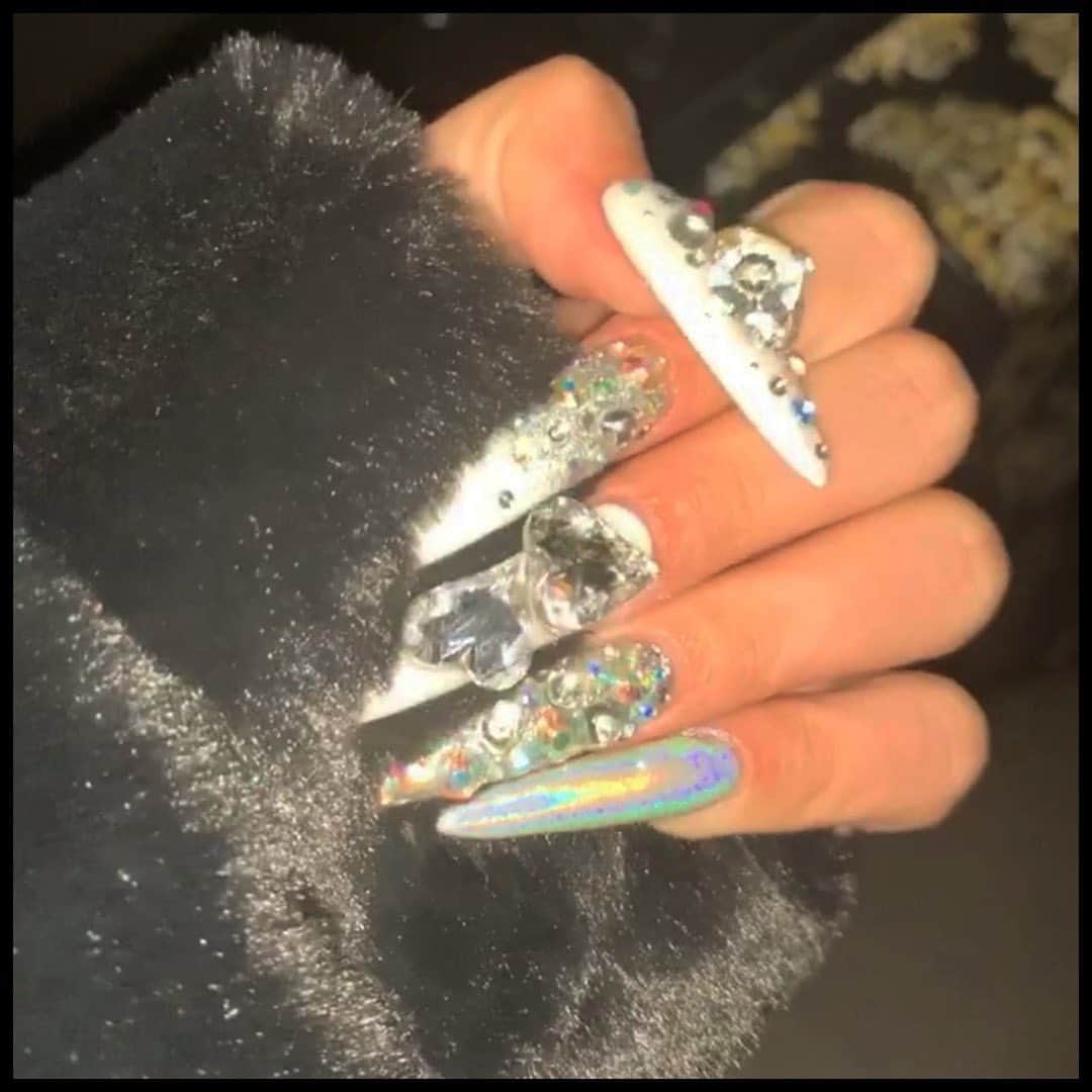 瀬戸ももあさんのインスタグラム写真 瀬戸ももあinstagram ꫛꫀꪝnail 今回も Nailsgogo さんで 派手派手なネイルにしてもらったよ やっと念願の白が出来た まじでかわいい ハートのパーツが最高すぎる ありがとうございました