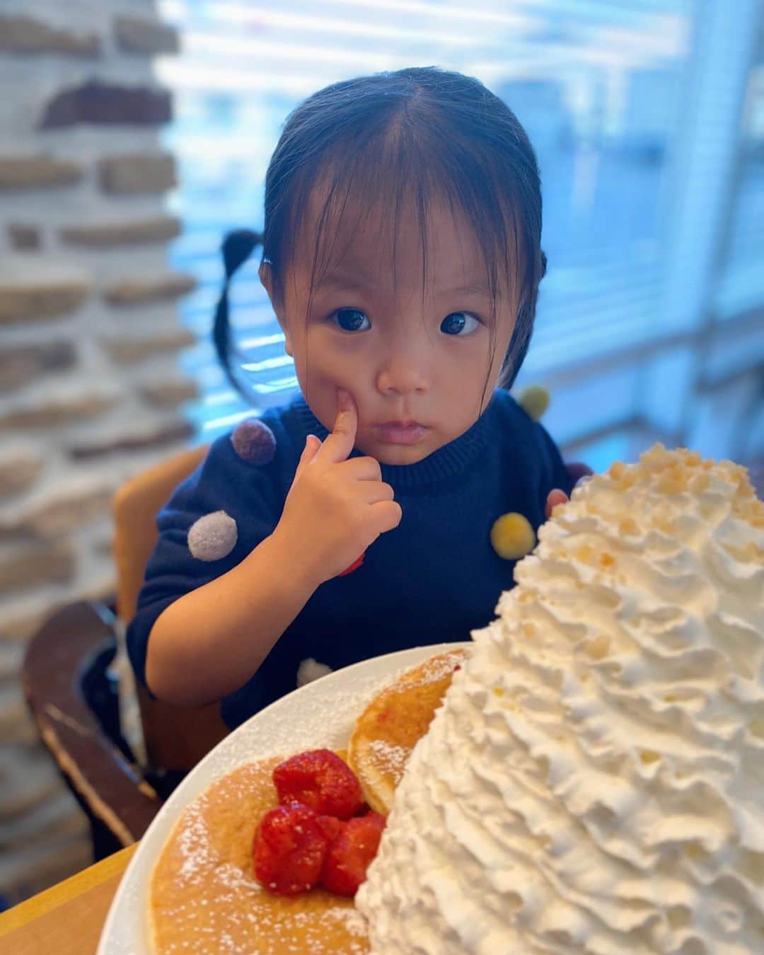 福長優のインスタグラム：「♡ #eggsnthings  久しぶりにランチしたけど 娘さん、、本当怪獣でした🙈  生クリームを意地でも取ってちゃうし ジッとしてるのは写真撮る時のみ。  早食いになっちゃうよね🙃  それにしても2枚目の私たち激似👩‍👧 ☺︎ #ママ友とランチ #たのしかったな#いつもありがとう @maimaaaaaiy  #1歳8ヶ月 #末っ子長女#3月生まれ」