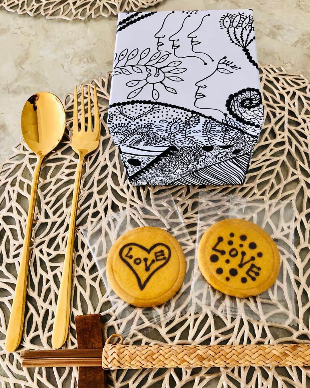マイケル富岡のインスタグラム：「やっぱり…本日のデザート…all you need is…love & cookies♡ 食べる？#yayoikusama #genius #love #heart #cute #cookies #dessert #sweets #delicious #actor #actorslife #shooting #マイケル富岡 #俳優 #タレント #撮影 #草間彌生 #天才 #art #artist」