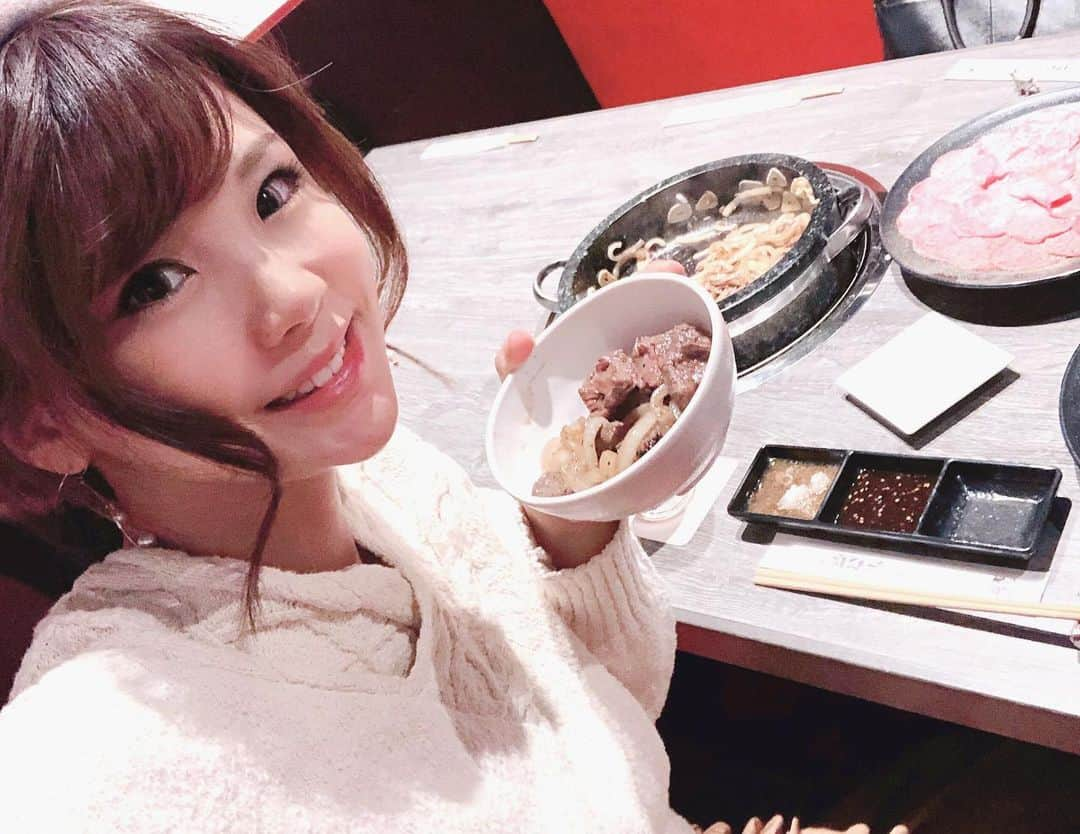 長谷川真美さんのインスタグラム写真 - (長谷川真美Instagram)「🥓💕 ・ #子連れ焼肉 😍❤️ (息子はち君の目線の先は 美人なお姉さんです✨笑) ・ #麻布十番 の #炭味庵 💕 @tannmiann 石鍋で味わう焼肉は絶品😋 ・ ハムのように薄さにこだわったタン✨ 目の前で調理してくれるハラミ💗 そして #牛タンシチュー 🙌 どれも息子も喜んで食べてました👼💕 ・ 半個室になってて 子連れにも凄い良いし デートや接待にもオススメ😍 ・ MAAMIのインスタみた又は @closer_gourmet 見たで サービスがあるみたいなので 詳しくは @closer_gourmet を チェックしてね😁💗 ・ #麻布十番グルメ #麻布十番ディナー #麻布十番焼肉 #焼肉 #高級焼肉 #はち成長記録 #子連れディナー」11月12日 22時11分 - maami.hase