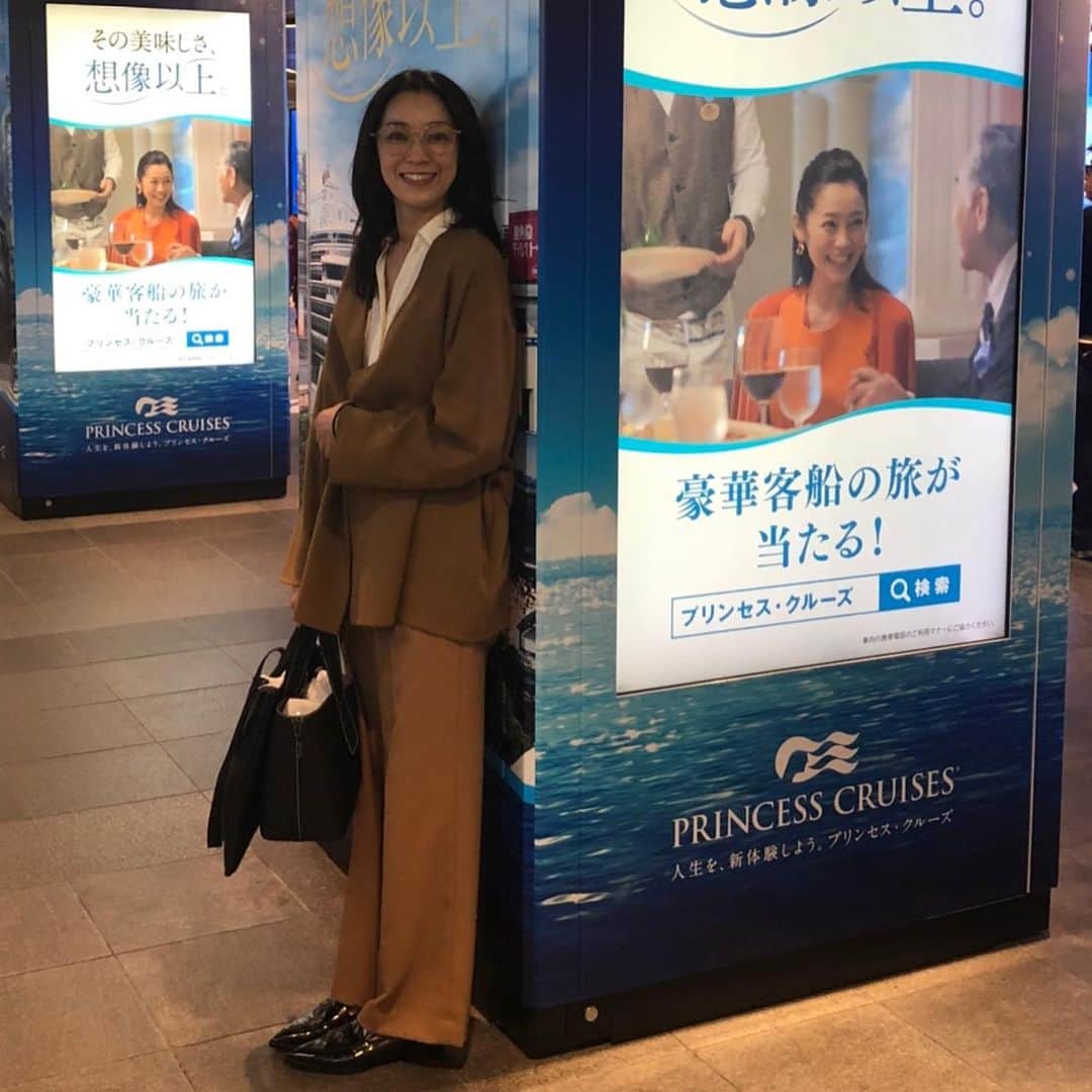 石橋奈美さんのインスタグラム写真 - (石橋奈美Instagram)「田園都市線の渋谷駅構内、プリンセス・クルーズの広告出てます。  駅ホームの扉横にも映像が流れてて凄かった！！ その時のヘアメイク三輪さんと見に行きました♪♪ 11/17まで出ているので近くを通ったら是非！！ プロフィールのURLから動画見てください。  #プリンセスクルーズ　#船 #渋谷駅ジャック #田園都市線　#渋谷に船舶 #豪華客船　#NMTinc. #NamiIshibashi  https://www.youtube.com/watch?v=RuXTq2YvBbI」11月12日 22時11分 - ishibashi.nami