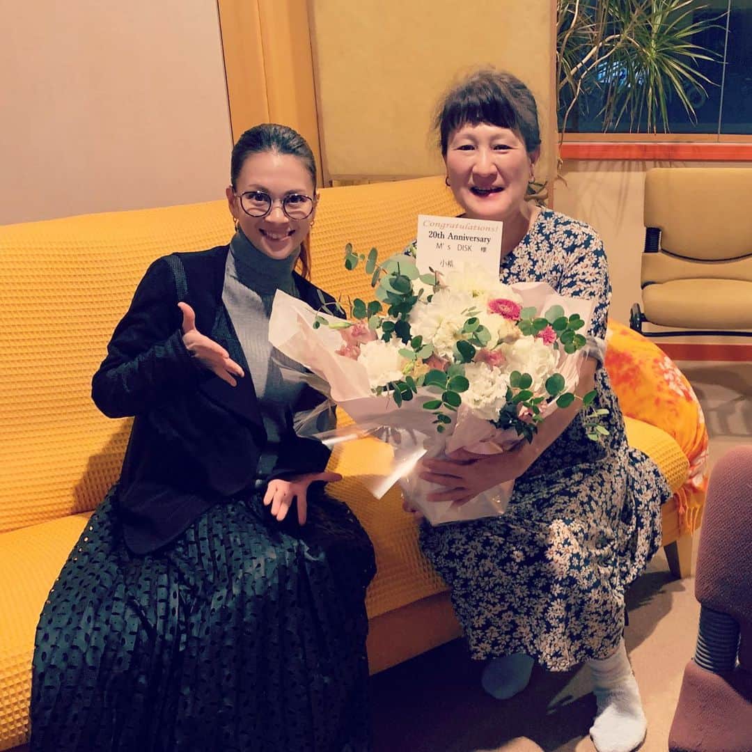 小柳ゆきのインスタグラム：「Don$Yokuライブの模様が11/30 夜9時からCSテレ朝日にて放送されます！！！ その音源のマスタリングでLive感バリバリに素晴らしく仕上げて下さったエンジニア滝瀬さんと！ 滝瀬さん、実は丁度20年前「あなキス」のマスタリングもお世話になっていたのです！🤩 丁度20年振りにご一緒でき、更には私のデビュー日9/15は滝瀬さんのお誕生日という、偶然が重なりすぎて御縁を感じずにはいられません✨ ありがとうございました💕 . . しかしDon$Yoku超絶楽しかったなぁ。 あの場にいた方も、来れなかった方もあのLive感を是非お楽しみください✨」