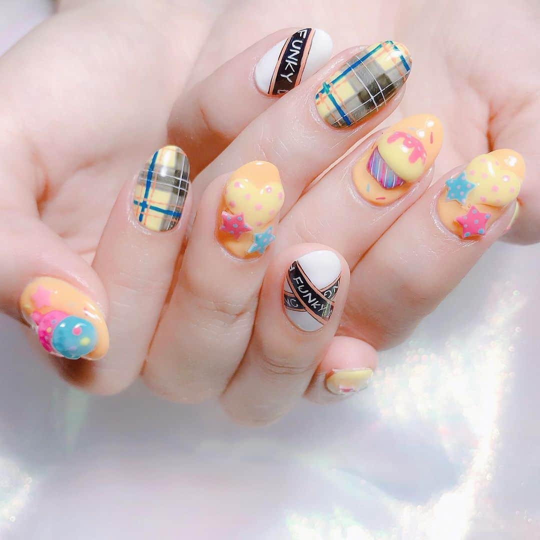 なかやまちえこのインスタグラム：「ちょっとROCKに💫 #nail #nails #nailart #ネイル #美甲 #ネイルアート  #clou #nagel #ongle #ongles #unghia #japanesenailart #manucure #네일 #젤네일 #네일아트 #네일리스트 #japanesenails #manicurist #gelnails #أظافر #yellownails #松嵜麗 さん」