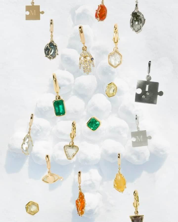稲木ジョージのインスタグラム：「Holiday season is just right there y’all🎄✨ @milamorejewelry チャームが激かわいい😳宝石には、石言葉が必ずあるから調べてみると面白いよ🔮ちなみにエメラルドは恋愛成就、浮気防止らしいっす🤓」