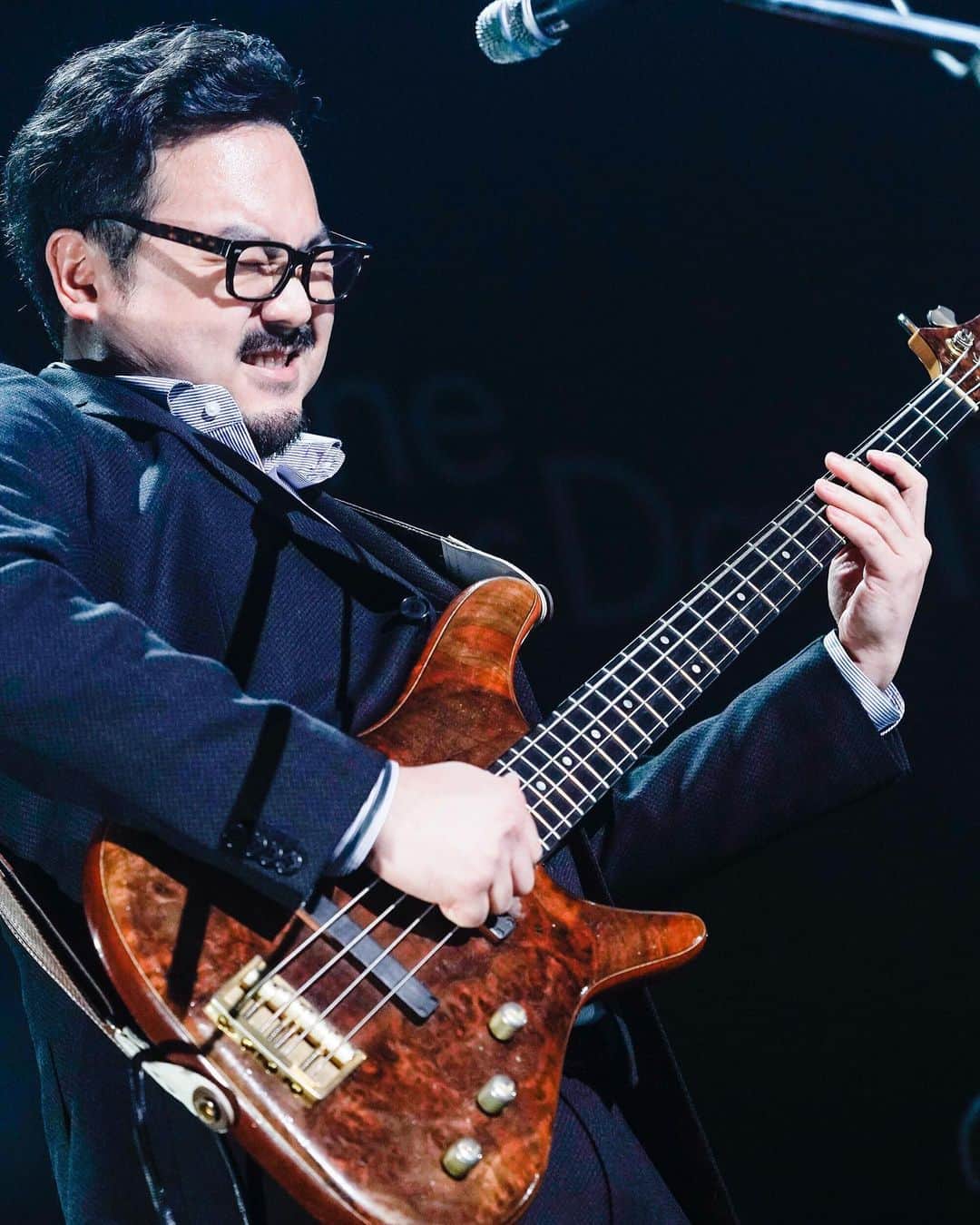 のインスタグラム：「昨日の様子。改めて、SugiのNB4、渋い。 @sugi_guitars #ベースの日 photo by 上飯坂一」