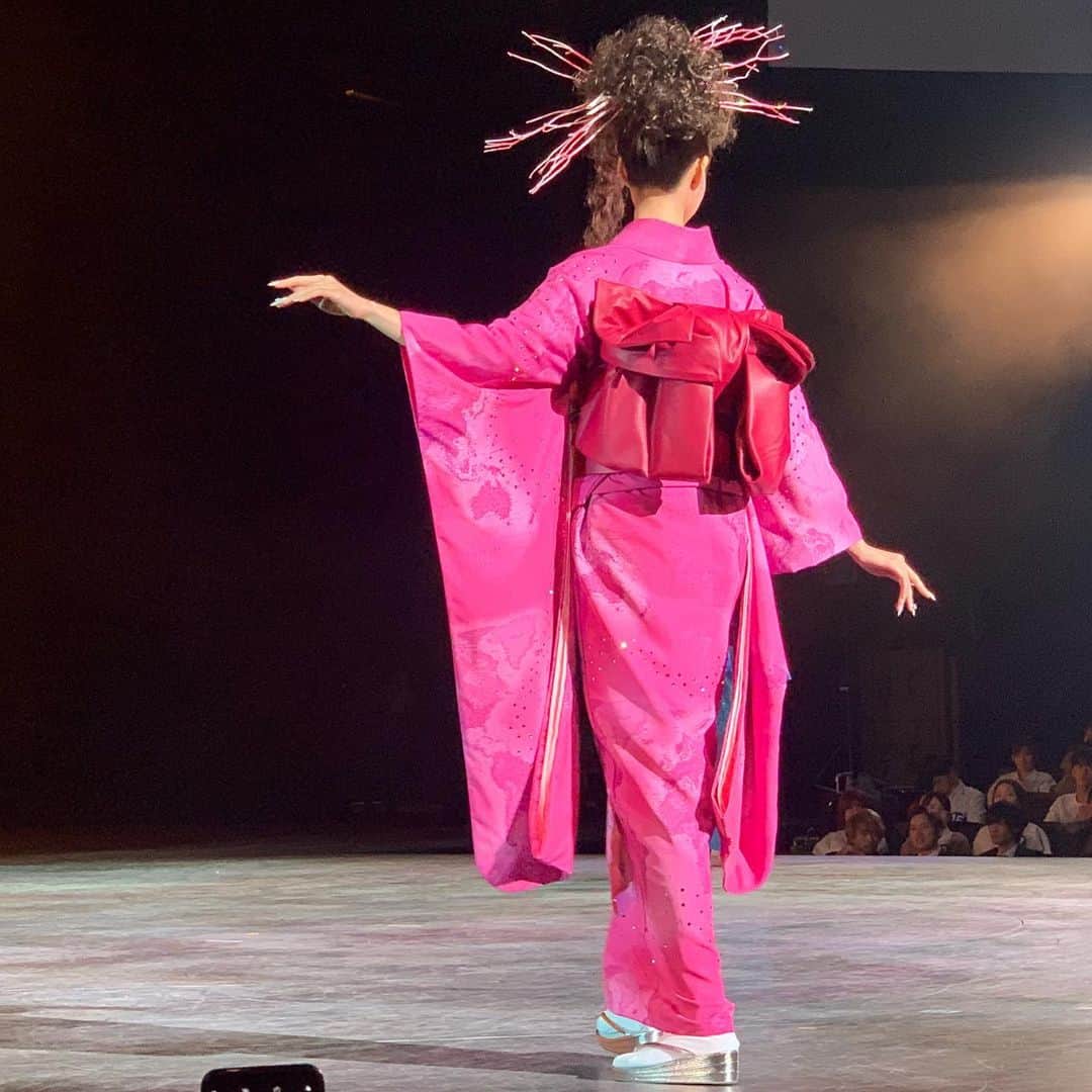牛窪万里子さんのインスタグラム写真 - (牛窪万里子Instagram)「第69回芸術祭全国大会（一般財団法人 国際美容協会）にお誘い頂き、伺って来ました  美容コンテスト（カットスタイリング、メイク等）、着装コンテスト（振袖、花嫁、礼装、留袖等）、山野愛子、ジェーンさんによるJane's Collection 2019「Sunrise」の3つの部門に分かれての発表でした  Jane's Collection和装の革の帯は斬新で素敵でした  表彰式では内閣総理大臣賞、厚生労働大臣賞、文部科学大臣賞など多くの賞が授与され、次々と移り変わる華やかな舞台が素晴らしく、ずっと見入っていました  #芸術祭全国大会  #山野愛子 #山野美容専門学校  #国際美容協会  #美容 #ヘアメイク #ヘアアレンジ #着物 #革の帯  #は斬新な着物 #着物ショー」11月12日 22時08分 - mariko_ushikubo
