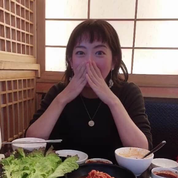 大村彩子のインスタグラム：「うひょー、 もうそろそろ年末モードに切り替えて動かねば…🍁 (と言いつつ、なかなかのんびりしてしまうタチ)  #1112#テーブルいっぱい#久しぶりの時間#笑いが止まらない#時間も止まらない#うひょー#の顔」