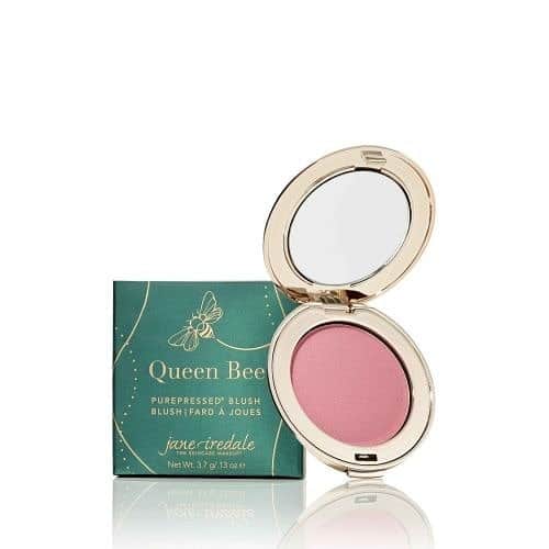 ジェーン・アイルデールのインスタグラム：「2019 ホリデーコレクション【数量限定】 . Bee Beautiful Christmas🎅. 🎄🎄🎄🎄🎄🎄🎄. . . 🐝ピュアプレストチーク　クイーンビー. http://mri-beautyshop.com/shopdetail/000000000492/001/X/page1/order/ マットな発色で華やかさを添えるカラー. . . 🐝アイシャドウキット　カムフライウィズミー. http://mri-beautyshop.com/shopdetail/000000000493/001/X/page1/order/ ハイライトと4色のカラーがセットされたアイシャドウパレット。. ナチュラルからスモーキーアイまで幅広いメイクが楽しめるカラーセレクト. . . 🐝クイーンビービューティフルキット. http://mri-beautyshop.com/shopdetail/000000000494/001/X/page1/order/ アイシャドウキット　カムフライウィズミー. ピュアプレストチーク クイーンビー. エコサートD2Oハイドレーションミスト（ミニサイズ）. と非売品のポーチがセットになった、お得なクリスマスコフレ🎄. . . . 🐝🐝🐝🐝🐝🐝🐝🐝🐝. 限定版ホリデーコレクションをご購入いただくとHoneyLove Urban Beekeeperのサポートへとつながります。. HoneyLove Urban Beekeeperは500,000匹以上のミツバチの巣作りや、ミツバチに優しいスペースの作成について、都市の養蜂家や庭師を育成しています。それがミツバチの保護へとつながります。 🐝🐝🐝🐝🐝🐝🐝🐝🐝.」