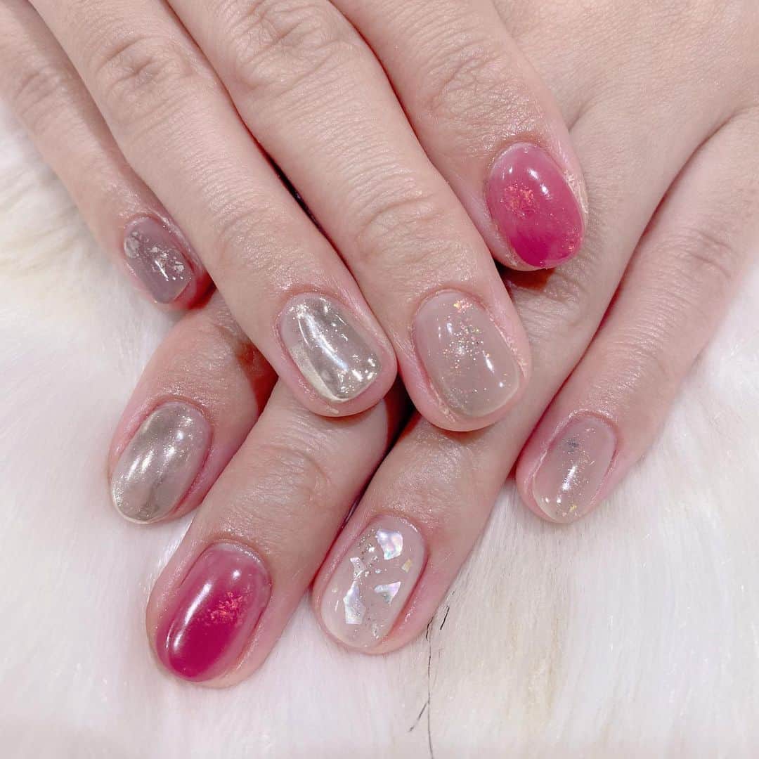 根岸愛のインスタグラム：「newネイル💅💕 きらきら😚☺️ Lapis新宿店にて担当はmanamiさん(@lapis_manami )✨ #nail #lapisnail #mirrornail #winternail #ネイル #冬ネイル #ミラーネイル #シェルネイル」