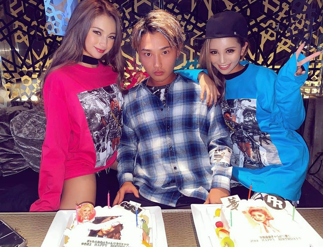 華さんのインスタグラム写真 - (華Instagram)「チーム１０月生まれの会🎂 . . . "ギャル"っていう共通点のある仲良しメンバーで、 お誕生日を祝い合いっこしました🎉 . 先輩ギャルモデルのゆきぽよさん、 ギャル評論家卍神田、笑 ギャル神エグ男(メンズegg？w)伊藤リョウヘイ . 仕事面は勿論、人としての性格やマインドに 凄く尊敬しているカリスマ達💯 . 顔写真ケーキ＆リョウヘイぷりんとTシャツ🎁 最高にセンスいい！！笑 . 自分も改めて、常に与えれる人間になろう、 と思わされた刺激貰いまくりな日でした！！ . . . 楽しいとか大好きとか一言じゃ書ききれない！！ いつも有難う😢💖💖💖」11月12日 22時28分 - _hana.87_