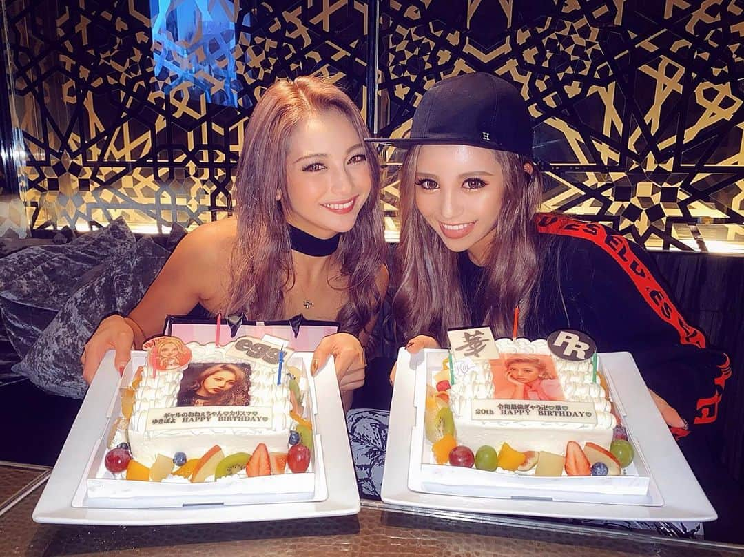 華さんのインスタグラム写真 - (華Instagram)「チーム１０月生まれの会🎂 . . . "ギャル"っていう共通点のある仲良しメンバーで、 お誕生日を祝い合いっこしました🎉 . 先輩ギャルモデルのゆきぽよさん、 ギャル評論家卍神田、笑 ギャル神エグ男(メンズegg？w)伊藤リョウヘイ . 仕事面は勿論、人としての性格やマインドに 凄く尊敬しているカリスマ達💯 . 顔写真ケーキ＆リョウヘイぷりんとTシャツ🎁 最高にセンスいい！！笑 . 自分も改めて、常に与えれる人間になろう、 と思わされた刺激貰いまくりな日でした！！ . . . 楽しいとか大好きとか一言じゃ書ききれない！！ いつも有難う😢💖💖💖」11月12日 22時28分 - _hana.87_