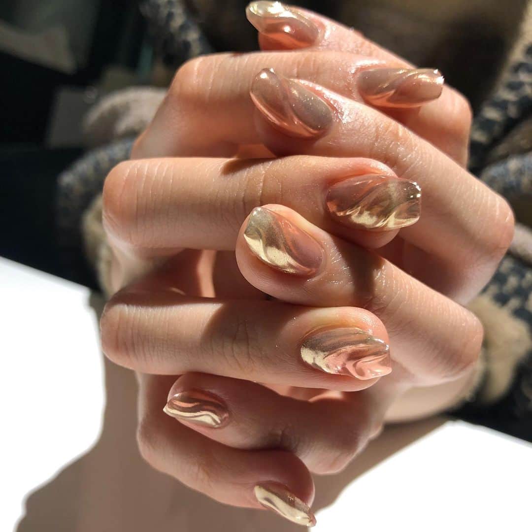 RUBY&ONYX by Kanako Miuraのインスタグラム：「人気デザイン🤗 ・ ・ ・ 11/14 17:00〜 11/16 12:00〜,15:00〜,18:00〜  ご案内可能です🥰  そのほかのお時間もお問い合わせください💫  お子様もお隣に座れるルームや個室もございます💡 ・ ・ 🌿月額制もやってます🌿 ○プレミアム会員(ハンド&フット)¥29,800(税抜)・ ○ハンドレギュラー会員¥14,800(税抜)・ ○フットレギュラー会員¥14,800(税抜)・ ・ それぞれ全てのメニューが月に何度でもご利用頂けます。  ご予約、お問い合わせはDMまたは 0354595882 LINE ID：@ rubynail までお気軽にどうぞ💫  #daikanyama#nailsalon#nail#gelnail#rubyandonyx#handnail#mode#cool#studs#menscare#ART#autumnnails#メンズネイル#メンズケア#定額制ネイル#通い放題#ジェルネイル#ネイル#ノーサンディング#ショートネイル#代官山ネイルサロン#トレンドネイル#秋ネイル」