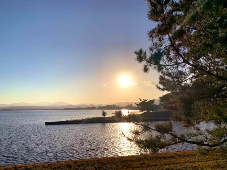 恵梨華さんのインスタグラム写真 - (恵梨華Instagram)「. 大好きな琵琶湖💛💛 . 心落ち着くし穏やかになるし 自然ってほんと癒されるよね🥰 . 鳥の鳴き声も、波の音も心地良くて 空気もおいしくて ほんで釣り楽しいって 最高やんっっっ🎣💛💛 . デカバス釣りたいーー‼️‼️‼️ 毎日琵琶湖行けたらなぁ🥺 . #釣り　 #ブラックバス　 #マスゲン釣りチャンネル  #釣りガール　 #えりか　 #みどりこ　 #マスゲン　 #つぼみ大革命　 #アイドル　 #youtube」11月12日 22時21分 - eribooon18