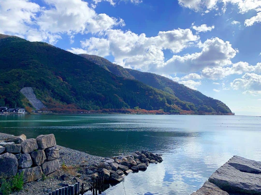 恵梨華さんのインスタグラム写真 - (恵梨華Instagram)「. 大好きな琵琶湖💛💛 . 心落ち着くし穏やかになるし 自然ってほんと癒されるよね🥰 . 鳥の鳴き声も、波の音も心地良くて 空気もおいしくて ほんで釣り楽しいって 最高やんっっっ🎣💛💛 . デカバス釣りたいーー‼️‼️‼️ 毎日琵琶湖行けたらなぁ🥺 . #釣り　 #ブラックバス　 #マスゲン釣りチャンネル  #釣りガール　 #えりか　 #みどりこ　 #マスゲン　 #つぼみ大革命　 #アイドル　 #youtube」11月12日 22時21分 - eribooon18