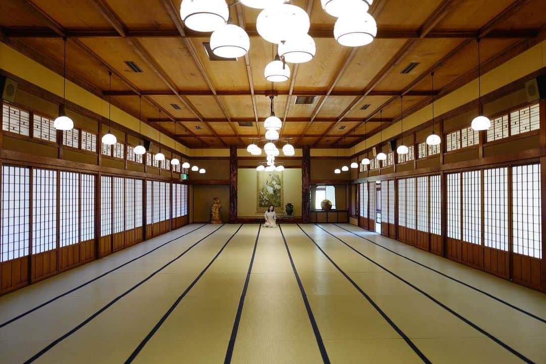 行方 久子 Hisako Namekataさんのインスタグラム写真 - (行方 久子 Hisako NamekataInstagram)「#hisakotravel 大広間は108畳間！広っ！ 団体旅行が流行した昭和の名残りをも感じさせる雰囲気は名旅館ならでは。 . 昭和8年から5年間かけて作られたこの棟の大広間の主役は、1階から2階まで階をまたいで貫いている10ｍ以上ある紫檀の床柱。」11月12日 22時24分 - hisakonamekata
