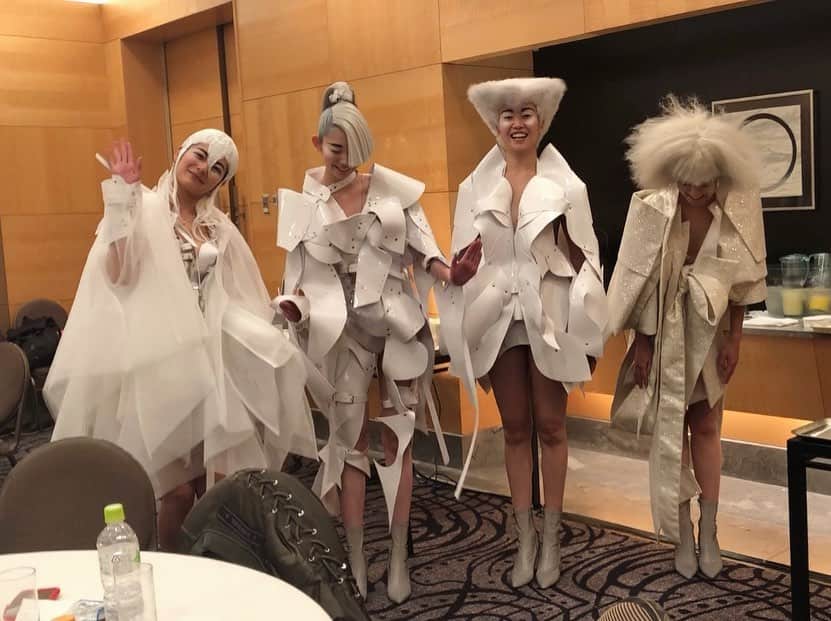 江原杏樹のインスタグラム：「Congratulations on the 30th anniversary🖤 4姉妹グループでした ✌︎ @infringemagazine  #infringemagazine#japanhairdressingawards#hairshow」