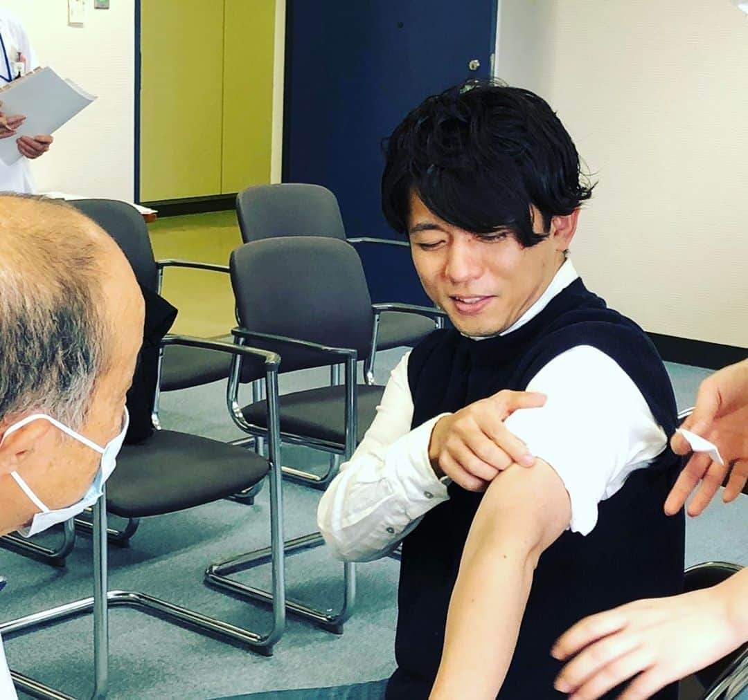 工藤淳之介さんのインスタグラム写真 - (工藤淳之介Instagram)「インフルの予防接種。 皆様もどうかお早めに。 子供の頃から注射は苦手です。笑 ベビーサインを学んでほっこり☺️ #新潟 #3時のカルテット  #インフル  #インフルエンザ #予防接種 #注射 #痛い #怖い #血が苦手 #注射嫌い #放心状態  #ディレクター #痛がる私を見て笑う #ひどい　笑  #新米ママ #タレント #今井美穂　さん #注射好き #理解不能　笑  #ベビーサイン #赤ちゃん #意思疎通 #感動  #bsn #アナウンサー #風邪予防 #よく寝てよく食べる  #工藤淳之介」11月12日 22時37分 - kudojun_nosuke_bsn